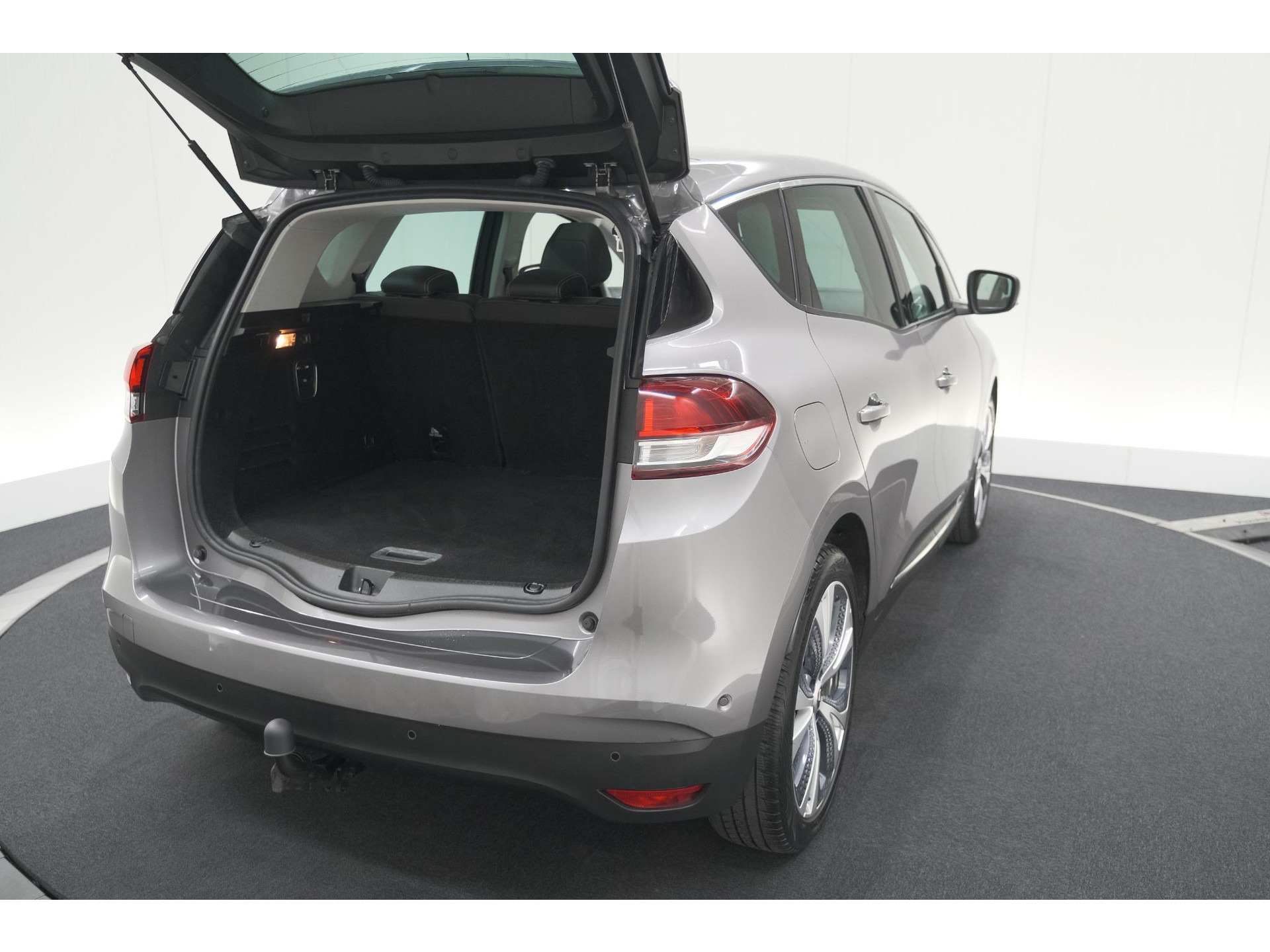 Renault Scénic TCe 130 Intens | Trekhaak | Panoramadak | Camera | Apple Carplay | Dodehoekdetectie