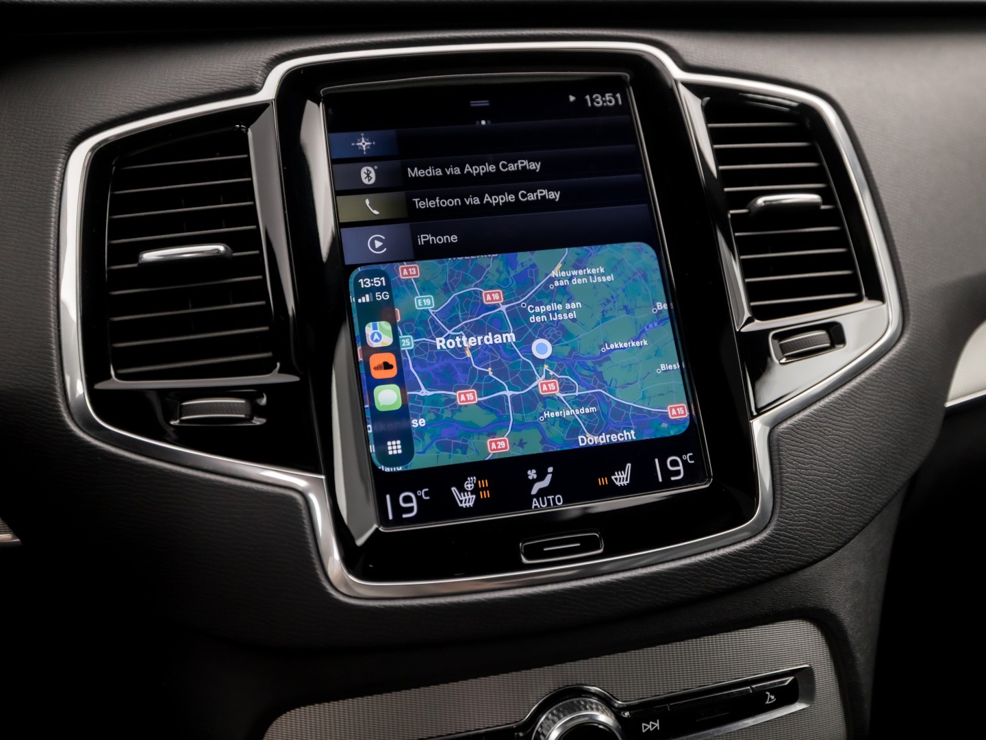 Volvo XC90 2.0 T8 Twin Engine AWD R-Design 7 Persoons 408Pk Automaat (PANORAMADAK, 1e EIGENAAR, LUCHTVERING, APPLE CARPLAY, BOWERS&WILKINS, HEAD-UP DISPLAY, STUUR/STOELVERWARMING, CAMERA, ELEK ACHTERKLEP, NIEUWSTAAT)