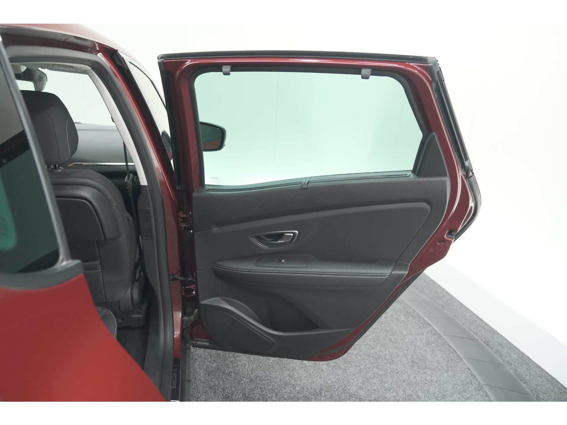 Renault Scénic TCe 140 EDC Limited | Camera | Stoelverwarming | Navigatie | Apple Carplay