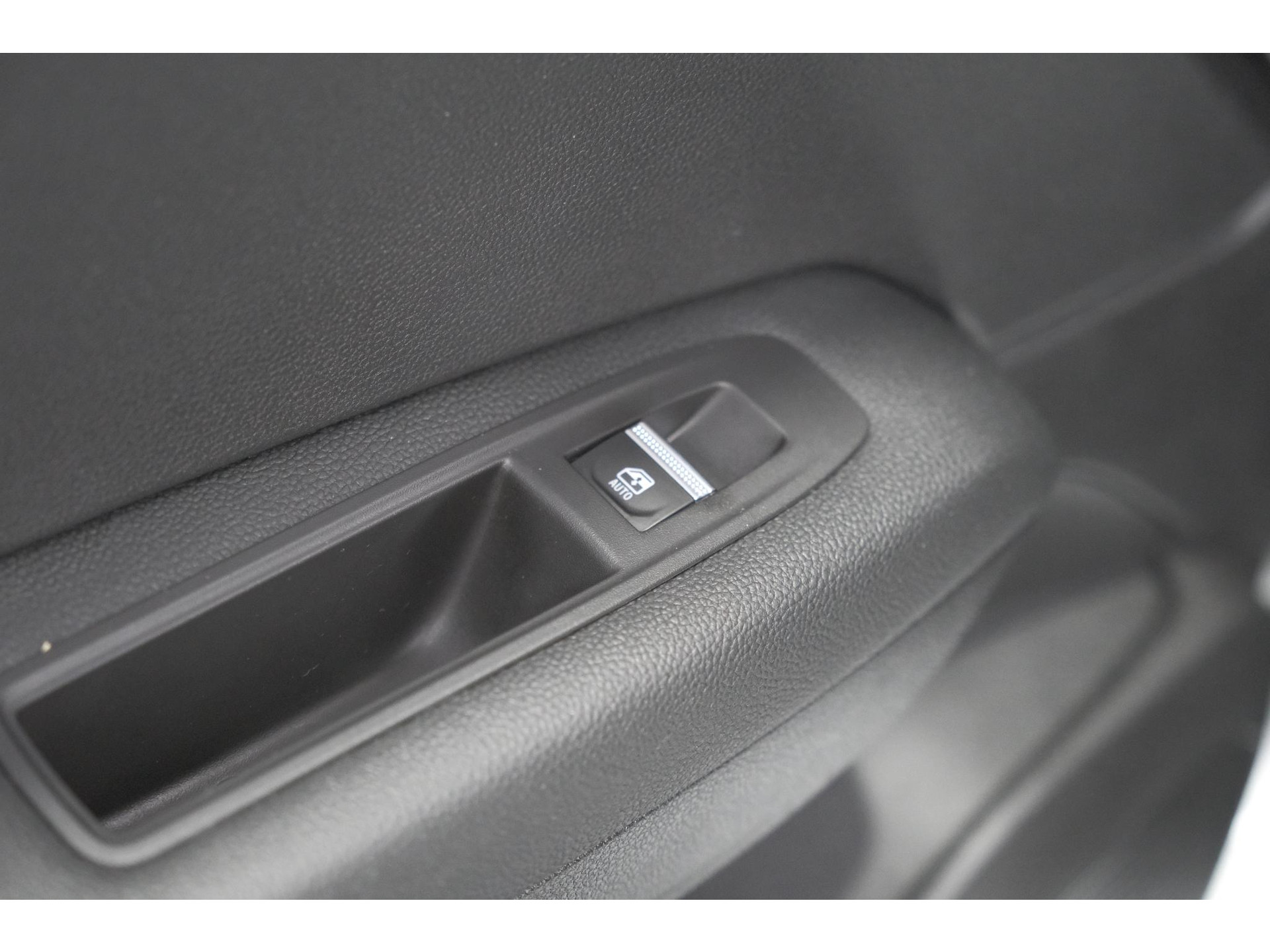 Renault Captur 1.6 E-Tech Hybrid 145 Intens | Trekhaak | Camera | Stoelverwarming | Navigatie