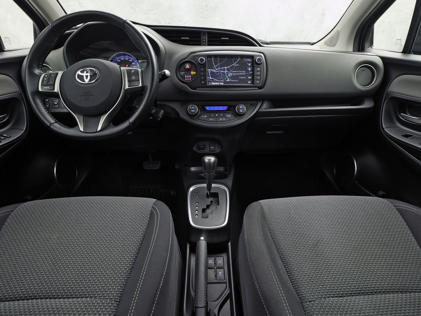 Toyota Yaris 1.5 Hybrid Sport Automaat (NAVIGATIE, CAMERA, CLIMATE, SPORTSTOELEN, CRUISE, ELEK PAKKET, NIEUWSTAAT)