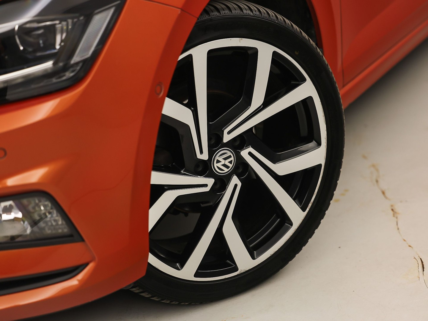 Volkswagen Polo 1.0 TSI Sport Automaat (VIRTUAL COCKPIT, ZWART HEMEL, GROOT NAVI, TREKHAAK, LEDER, SPORTSTOELEN, GETINT GLAS, LM VELGEN, ADAPTIVE CRUISE, NIEUWSTAAT)