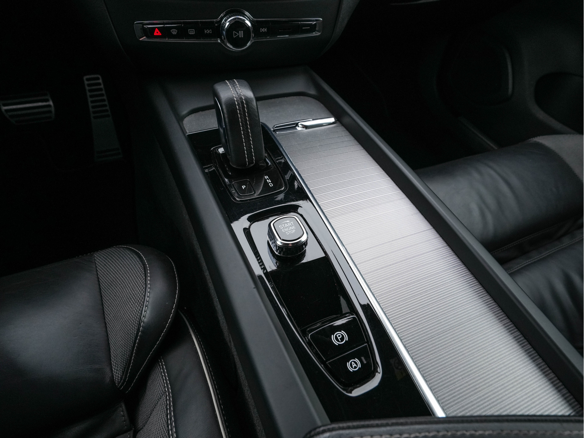 Volvo V60 2.0 B3 R-Design (INCL-BTW) *LEATHER-FABRIC | DIGI-COCKPIT | FULL-LED | MEMORY-PACK | HEATED-SPORTSEATS | LANE-ASSIST | NAVI-FULLMAP | CAMERA | DAB+ | PRIVACY-GLASS | ECC | PDC | TOWBAR | 19''ALU*