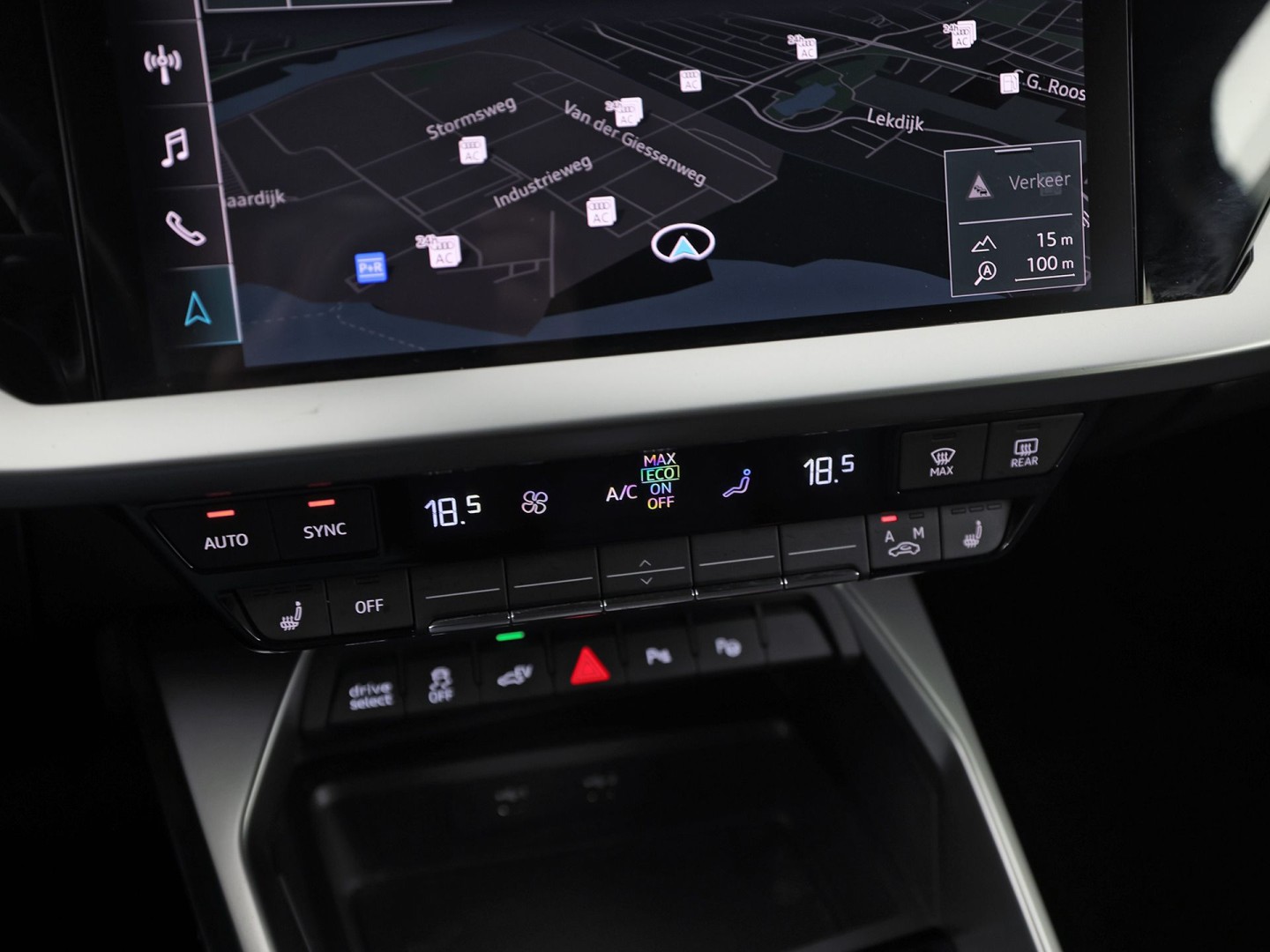 Audi A3 Sportback 40 TFSI e Sport 204Pk Automaat (APPLE CARPLAY, GROOT NAVI, LEDER, STOELVERWARMING, SPORTSTOELEN, ADAPTIVE CRUISE, GETINT GLAS, NIEUWSTAAT)