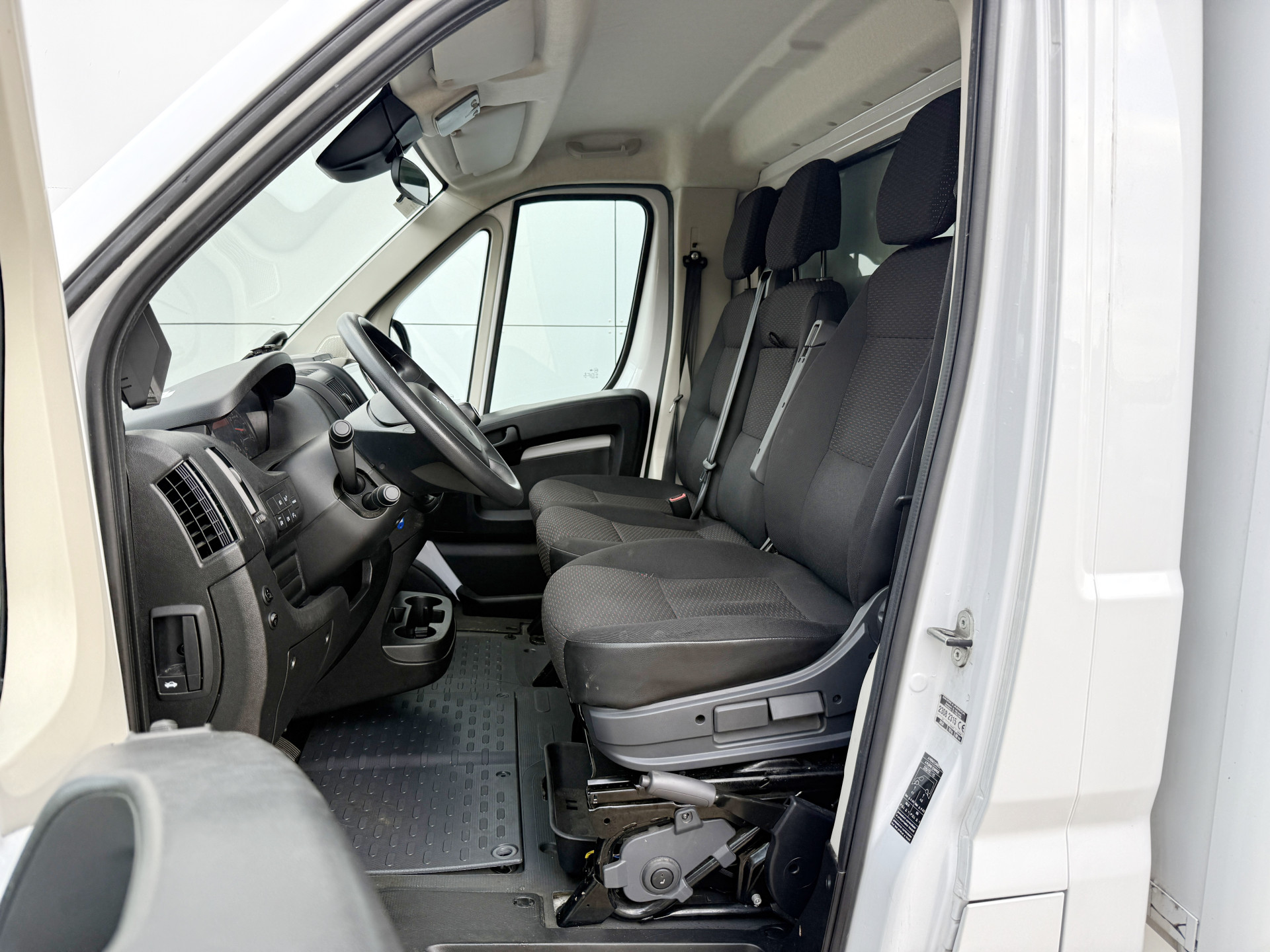Peugeot Boxer 2.2 HDI 165PK Laadklep Bakwagen Cruise Control Climate Control Camera Carplay Standkachel LED Koffer Meubelbak