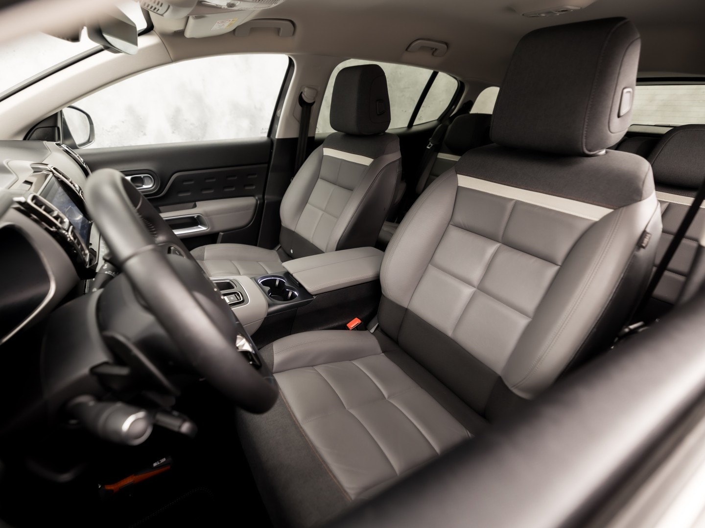Citroën C5 Aircross 1.6 Plug-in Hybrid 225 Deluxe Sport 225Pk Automaat (APPLE CARPLAY, SOH 93%, GROOT NAVI, 360 CAMERA, GETINT GLAS, ELEK SPORTSTOELEN, LEDER, STOELVERWARMING, ADAPTIVE CRUISE, NIEUWSTAAT)
