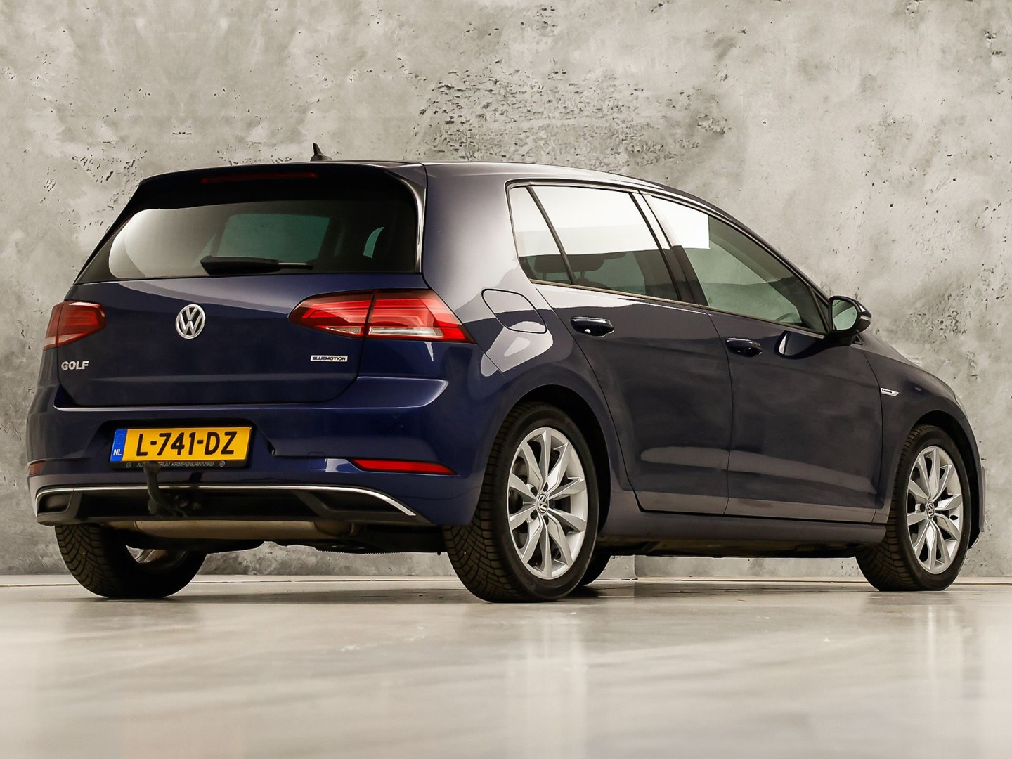 Volkswagen Golf 1.5 TSI Sportline (APPLE CARPLAY, GROOT NAVI, CLIMATE, STOELVERWARMING, SPORTSTOELEN, LED KOPLAMPEN, PARKEERSENSOREN, ADAPTIVE CRUISE, NIEUWSTAAT)