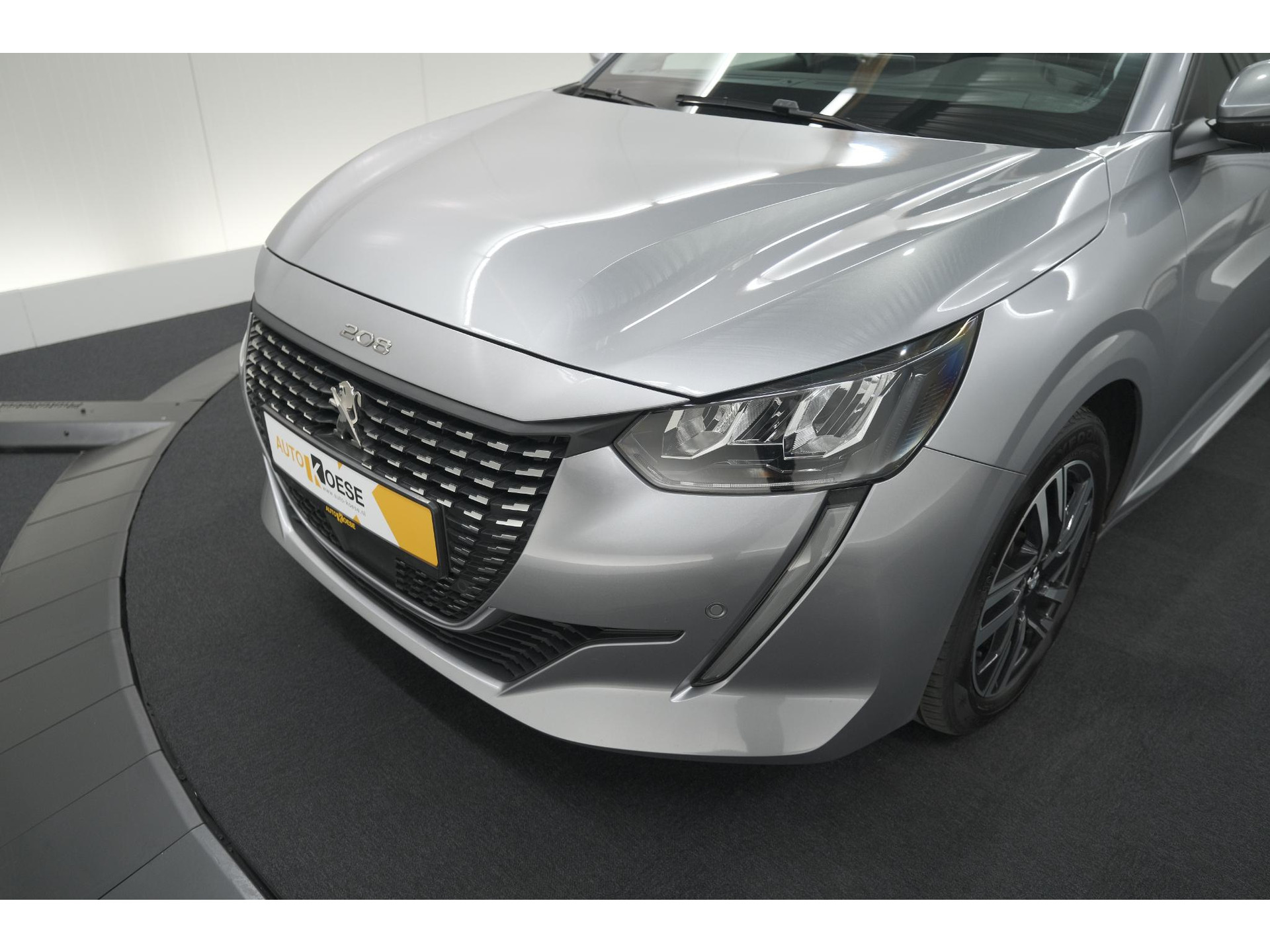 Peugeot 208 PureTech 100 EAT8 Allure | Adaptieve Cruise control |  Camera | Parkeersensoren voor + achter | Navigatie | Apple Carplay