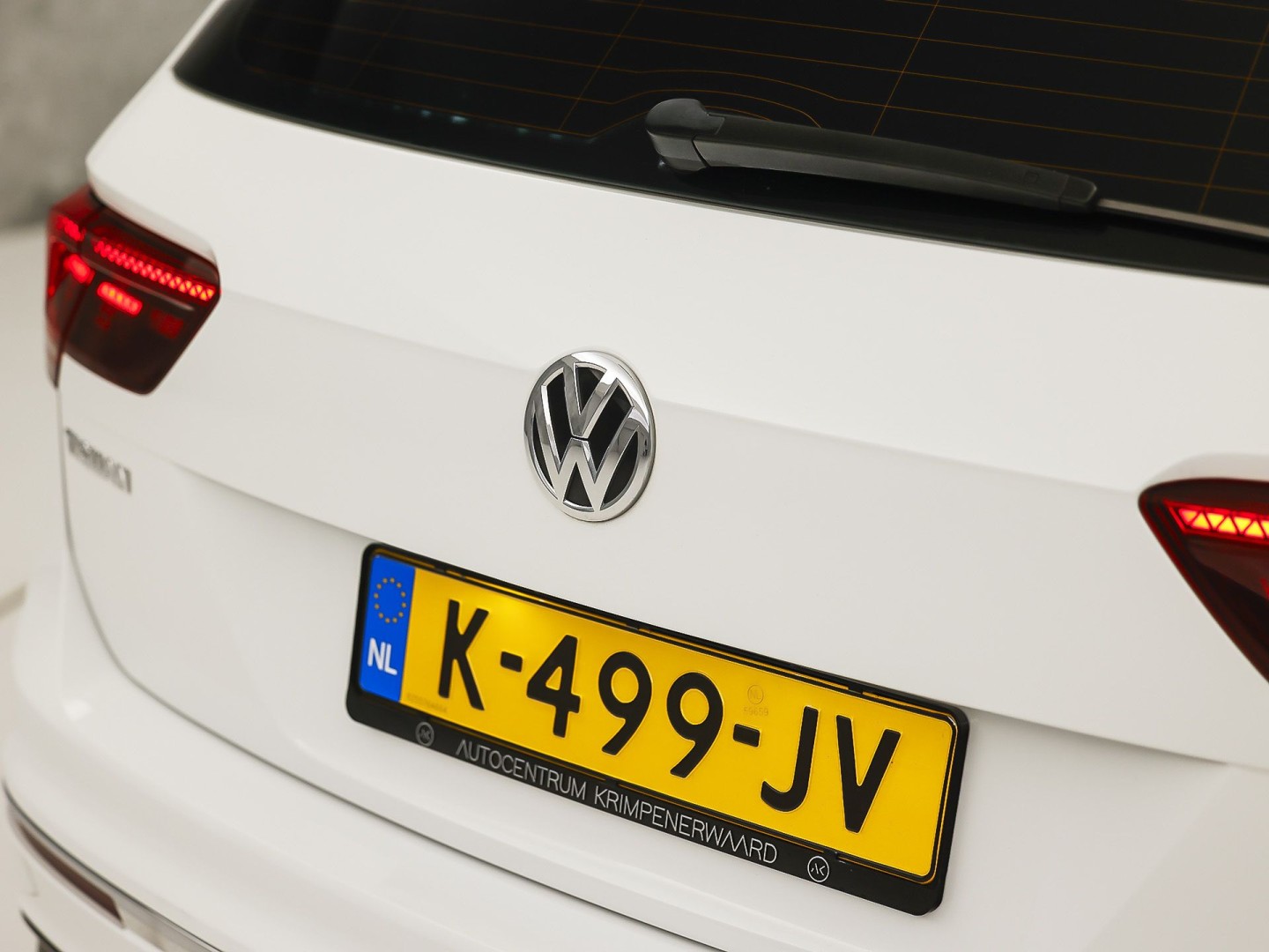Volkswagen Tiguan 1.4 TSI 4Motion R-Line Sport 150Pk Automaat (VIRTUAL COCKPIT, APPLE CARPLAY, MODE KNOP, GROOT NAVI, ALCANTARA, STOELVERWARMING, SPORTSTOELEN, GETINT GLAS, ADAPTIVE CRUISE, NIEUWSTAAT)