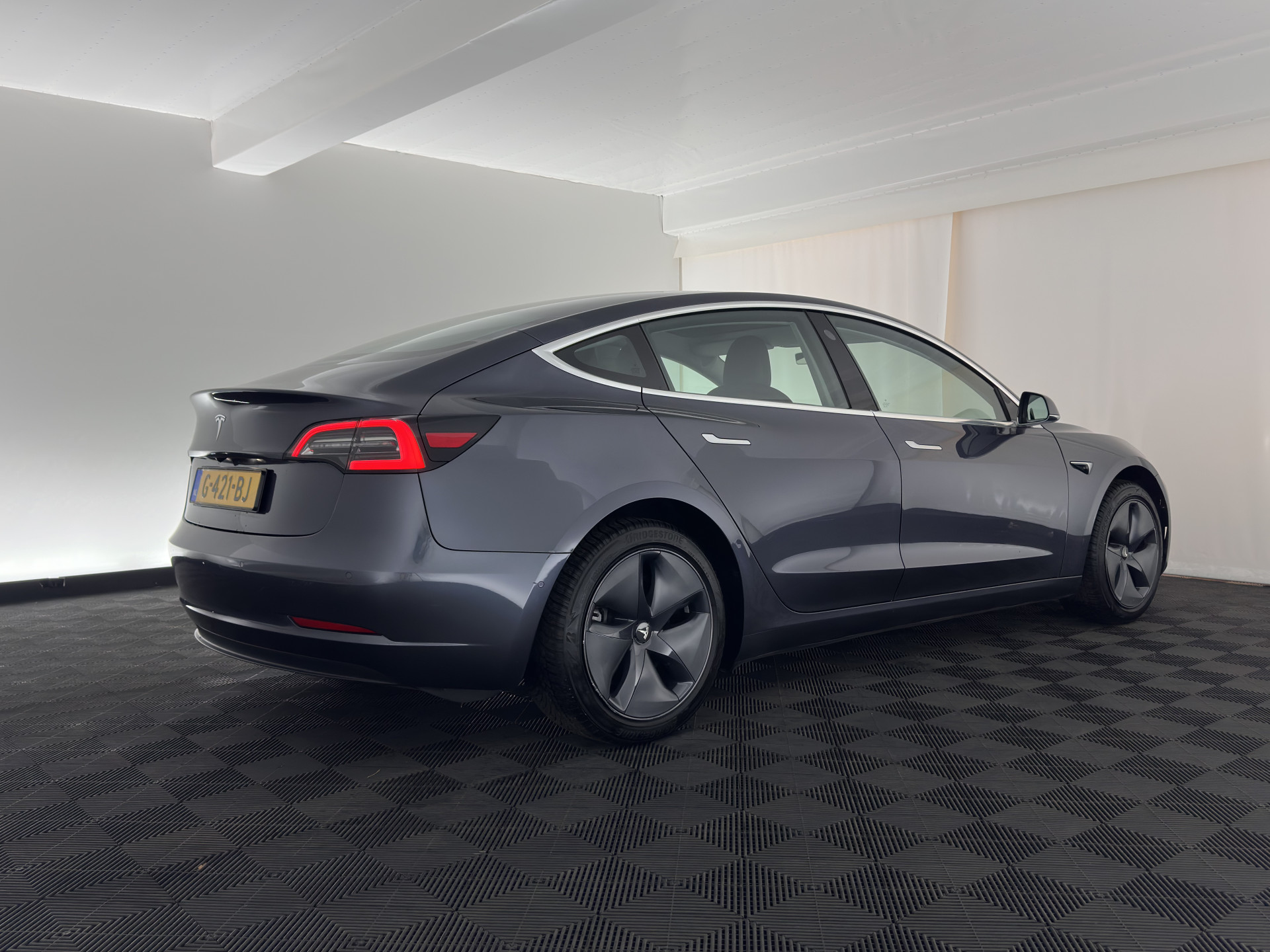 Tesla Model 3 Standard RWD Plus 60 kWh [ 3-Fase ] {SOH-88%} (INCL-BTW) Aut. *PANO | AUTO-PILOT | LEATHER | KEYLESS | FULL-LED | MEMORY-PACK | SURROUND-VIEW | DAB | CARPLAY | DIGI-COCKPIT | LANE-ASSIST | COMFORT-SEATS | 18"ALU*