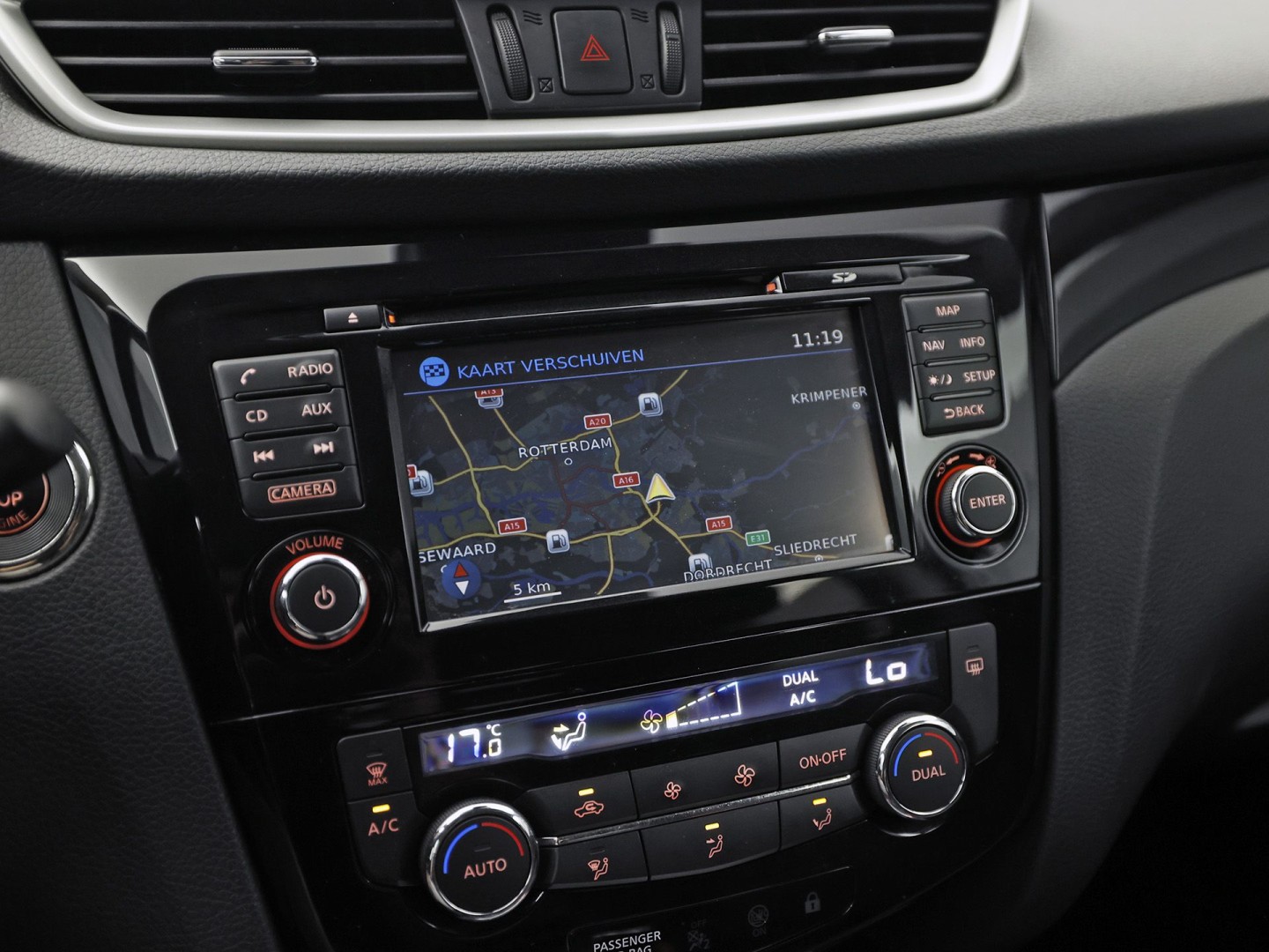 Nissan Qashqai 1.2 N-Connecta Sport (PANORAMADAK, NAVIGATIE, 360 CAMERA, SPORTSTOELEN, GETINT GLAS, TREKHAAK, CRUISE, NIEUWSTAAT)