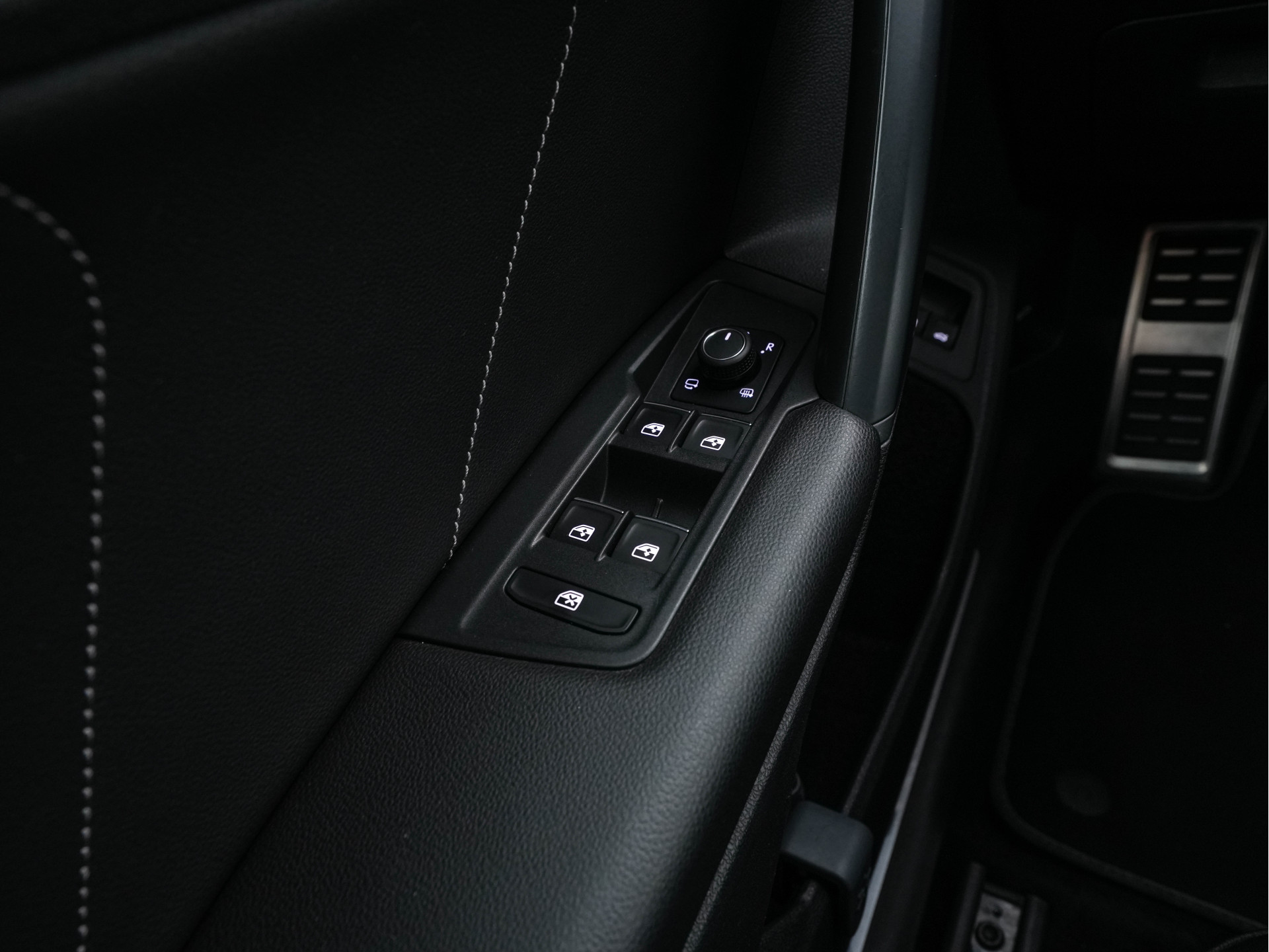 Volkswagen Tiguan 1.4 TSI R-Line Business+ (Plug-in) (INCL-BTW) Aut. *PANO | FULL-LED | ADAPTIVE-CRUISE | DIGI-COCKPIT | HEATED-COMFORTSEATS | NAV-FULLMAP | DAB+ | TOWBAR | PRIVACY-GLASS | ECC | PDC | 19''ALU