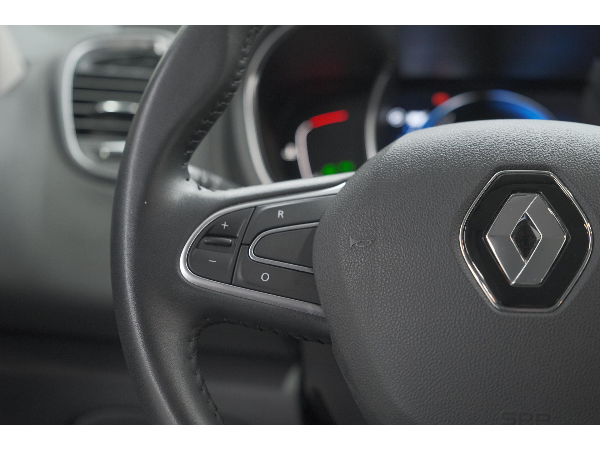 Renault Scénic TCe 140 EDC Limited | Camera | Stoelverwarming | Navigatie | Apple Carplay