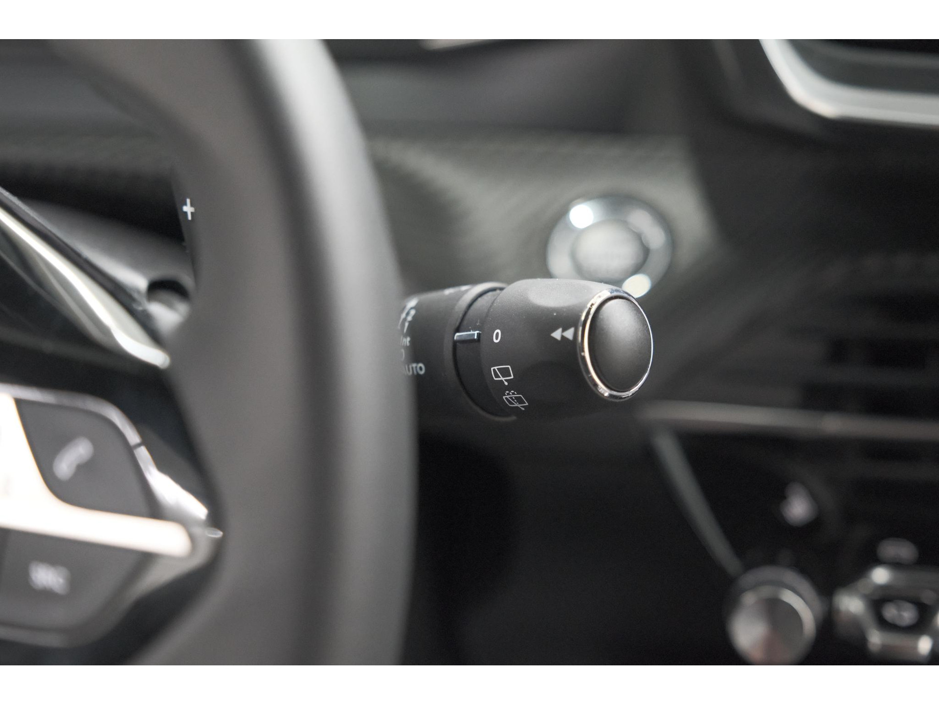 Peugeot 2008 PureTech 130 EAT8 Allure | Allseason banden | 360 Camera | Dodehoekdetectie | Apple Carplay | Stoelverwarming