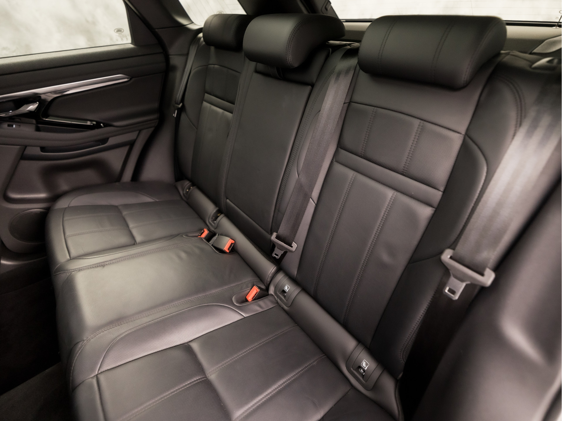 Land Rover Range Rover Evoque 1.5 P300e AWD R-Dynamic SE 309Pk Automaat (PANORAMADAK, APPLE CARPLAY, 360 CAMERA, MERIDIAN AUDIO, MEMORY SEATS, STUUR/STOELVERWARMING, ADAPTIVE CRUISE, VIRTUAL DASHBOARD, NIEUWSTAAT)