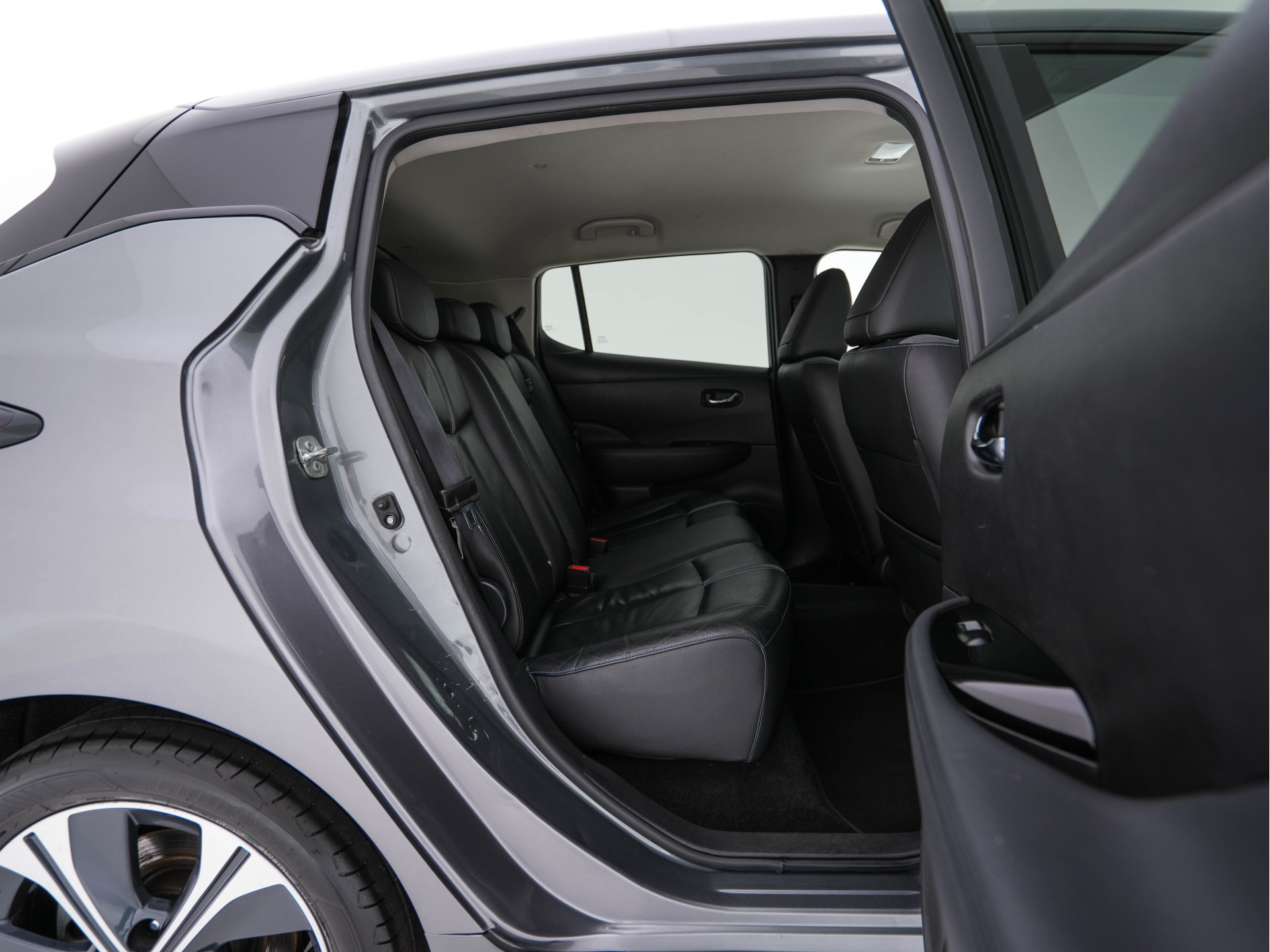 Nissan LEAF 3.Zero Limited Edition 62 kWh {SOH-93%} (INCL-BTW) Aut. *HEATPUMP | LEATHER | FULL-LED | DIGI-COCKPIT | TOPVIEW | BOSE-AUDIO | KEYLESS | DAB+ | BLINDSPOT | ECC | ADAPTIVE-CRUISE | PDC | HEATED-COMFORTSEATS | PRIVACYGLASS | 17"ALU*