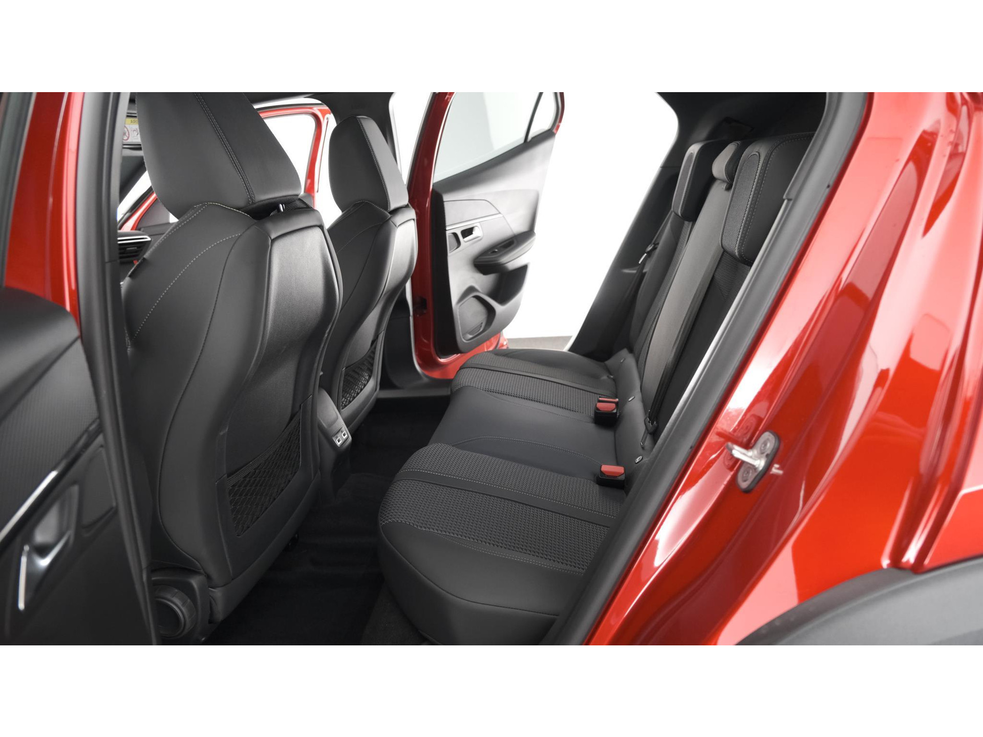 Peugeot 2008 PureTech 130 GT | Camera | Dodehoekdetectie | Navigatie | Parkeersensoren | Stoelverwarming