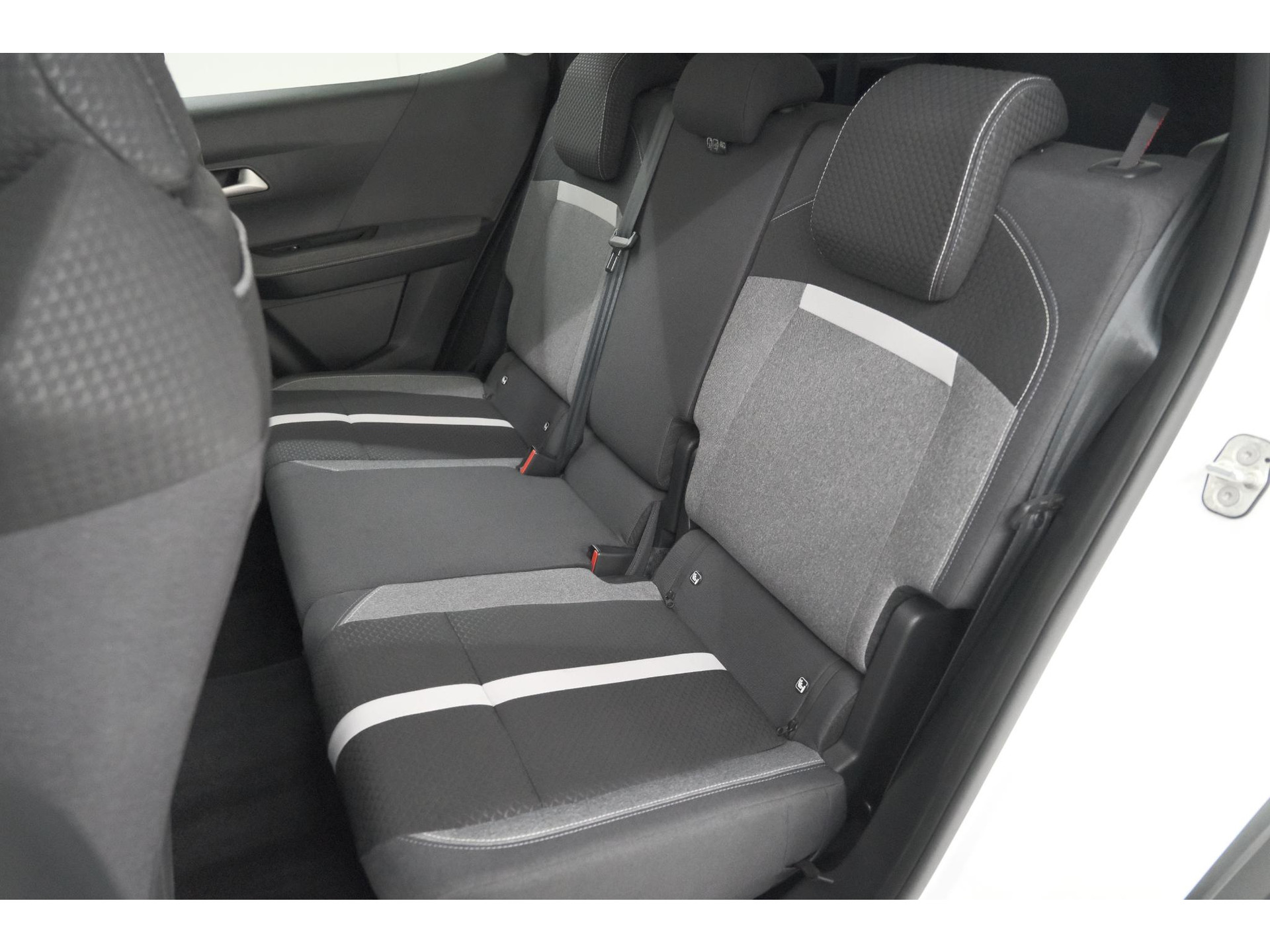 Opel Frontera 1.2 Turbo Hybrid 145 GS | 7 Zitplaatsen | Camera | Dodehoekdetectie | Navigatie