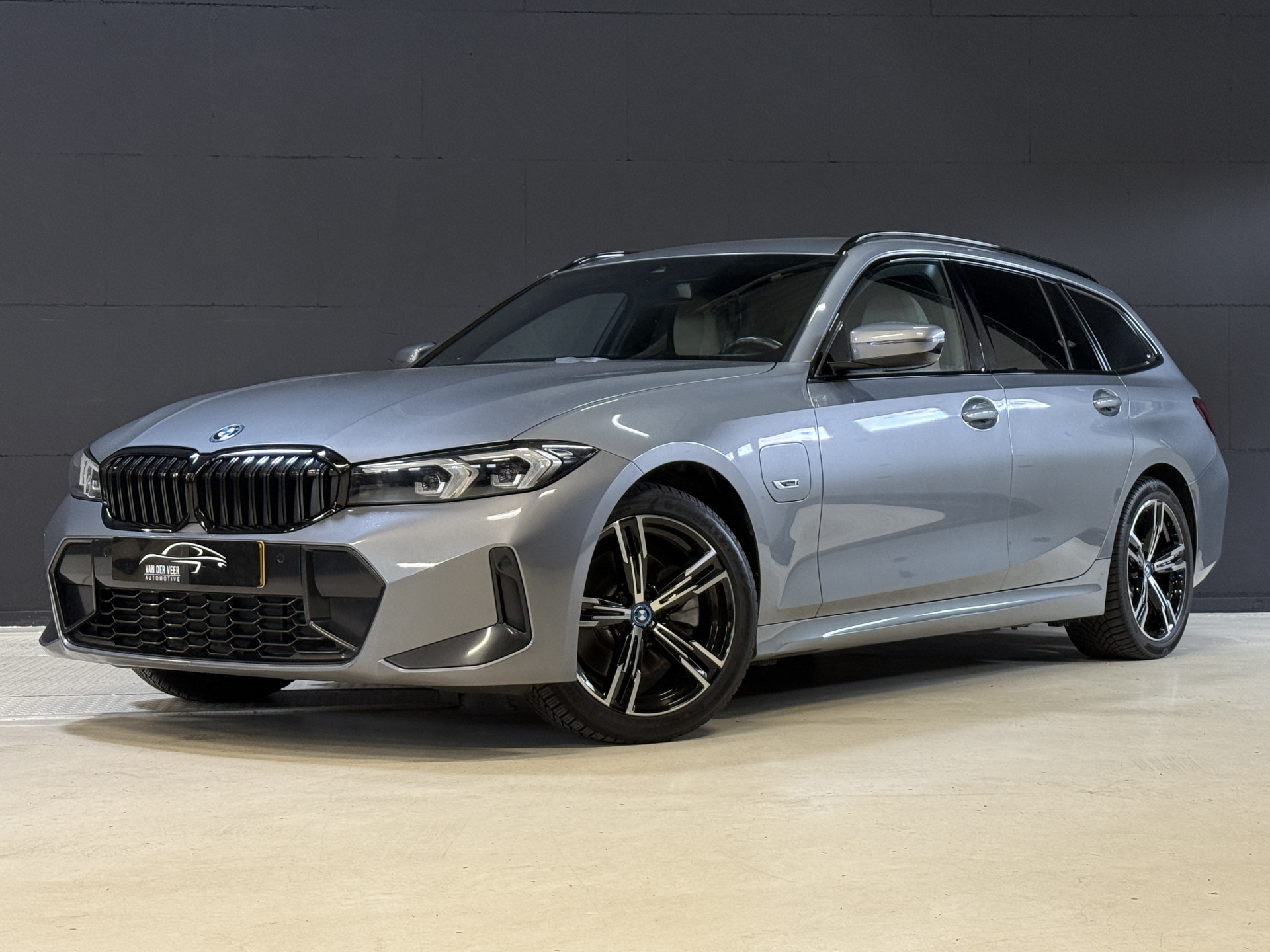 BMW 3-serie Touring 330e | M-Sport | Facelift | Lederen sportstoelen | Harman/Kardon | Sfeerverlichting | Full LED