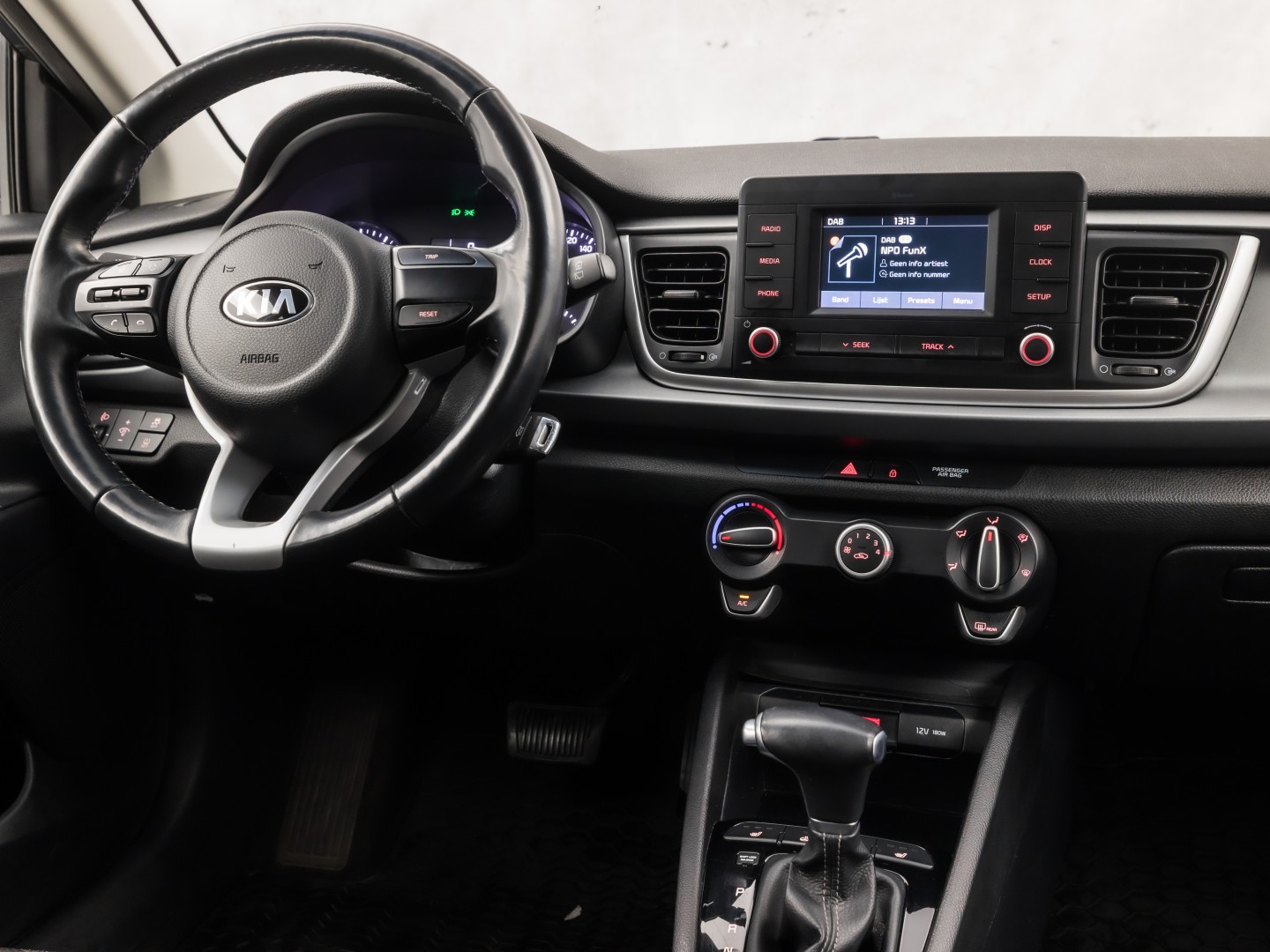 Kia Rio 1.4 DynamicLine Sport Automaat (STUUR/STOELVERWARMING, GETINT GLAS, CAMERA, SPORTSTOELEN, LM VELGEN, ELEK PAKKET, NIEUWSTAAT)