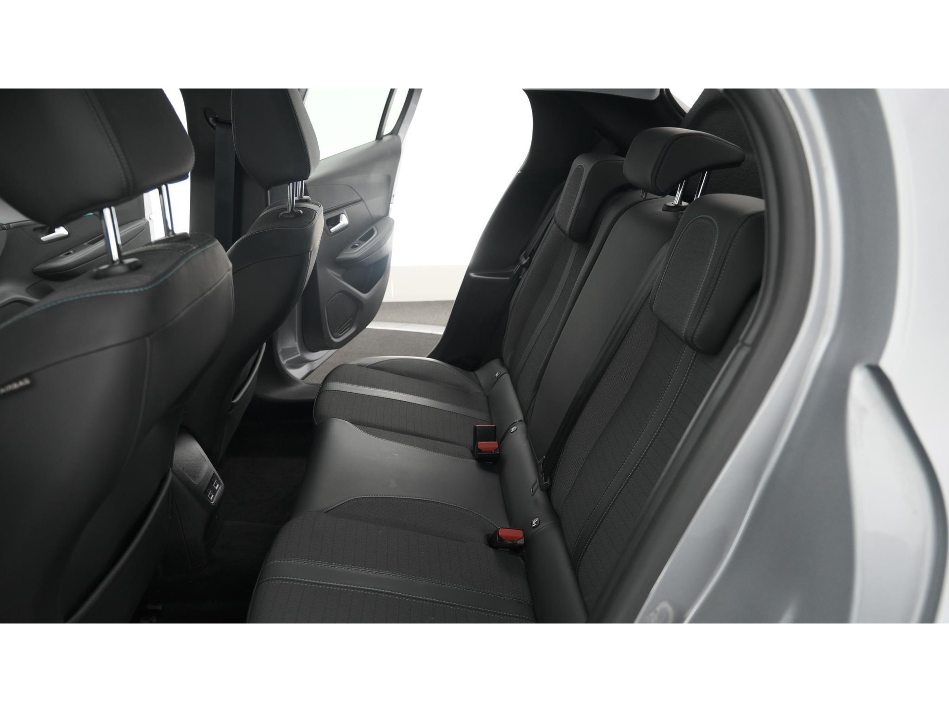 Peugeot 208 PureTech 100 EAT8 Allure | Parkeersensoren | Stoelverwarming | Apple Carplay | Climate Control