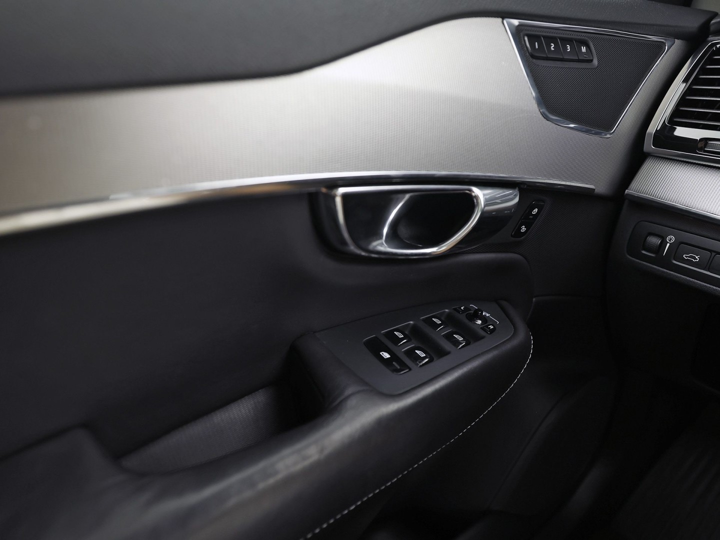 Volvo XC90 2.0 T8 Twin Engine AWD Inscription Automaat 407Pk (PANORAMADAK, APPLE CARPLAY, MEMORY SEATS, STOELVERWARMING/KOELING, CAMERA, GETINT GLAS, LEDER, TREKHAAK, NIEUWE APK)