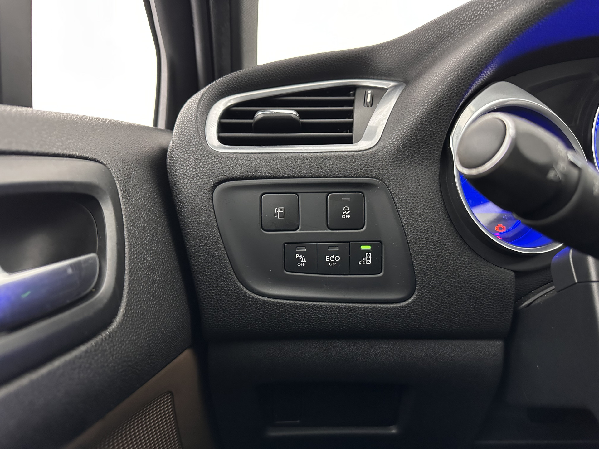 DS 4 1.6 BlueHDi Chic *PANO-WINDOW | FULL-LED | LEATHER-ALCANTARA | HEATED-COMFORTSEATS | NAVI-FULLMAP | DAB | CAMERA | PRIVACYGLASS | ECC | PDC | CRUISE | KEYLESS | TOWBAR | 16''ALU*