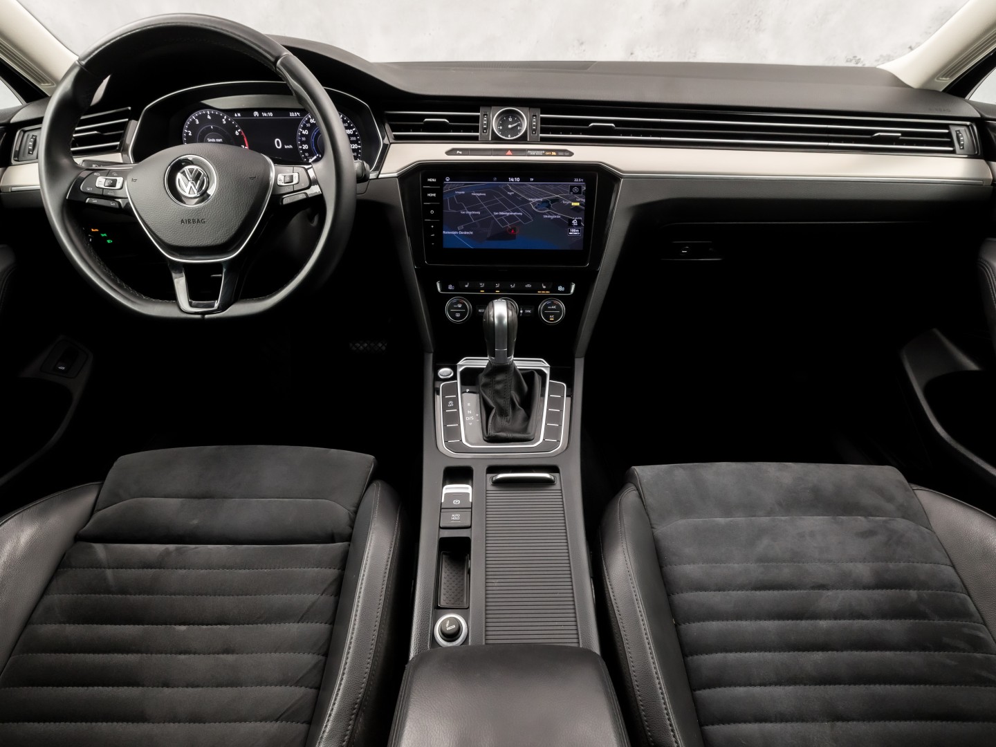 Volkswagen Passat Variant 1.4 TSI ACT Highline R 150Pk Automaat (VIRTUAL COCKPIT, APPLE CARPLAY, BLACK PACK, CAMERA, STOELVERWARMING, LEDER/ALCANTARA, GETINT GLAS, KEYLESS, ADAPTIVE CRUISE, NIEUWSTAAT)