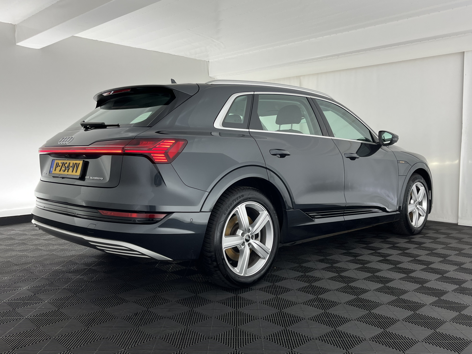 Audi e-tron 55 quattro Advanced edition Plus 95 kWh [3-Fase] {SOH-93%} (INCL-BTW) Aut.*LEATHER | ADAPTIVE-CRUISE | FULL-LED | DIGI-COCKPIT | KEYLESS | MEMORY-PACK | CAMERA | NAVI-FULLMAP | SHIFT-PADDLES | DAB+ | HEATED-COMFORTSEATS | DRIVE-SELECT | 20''AL