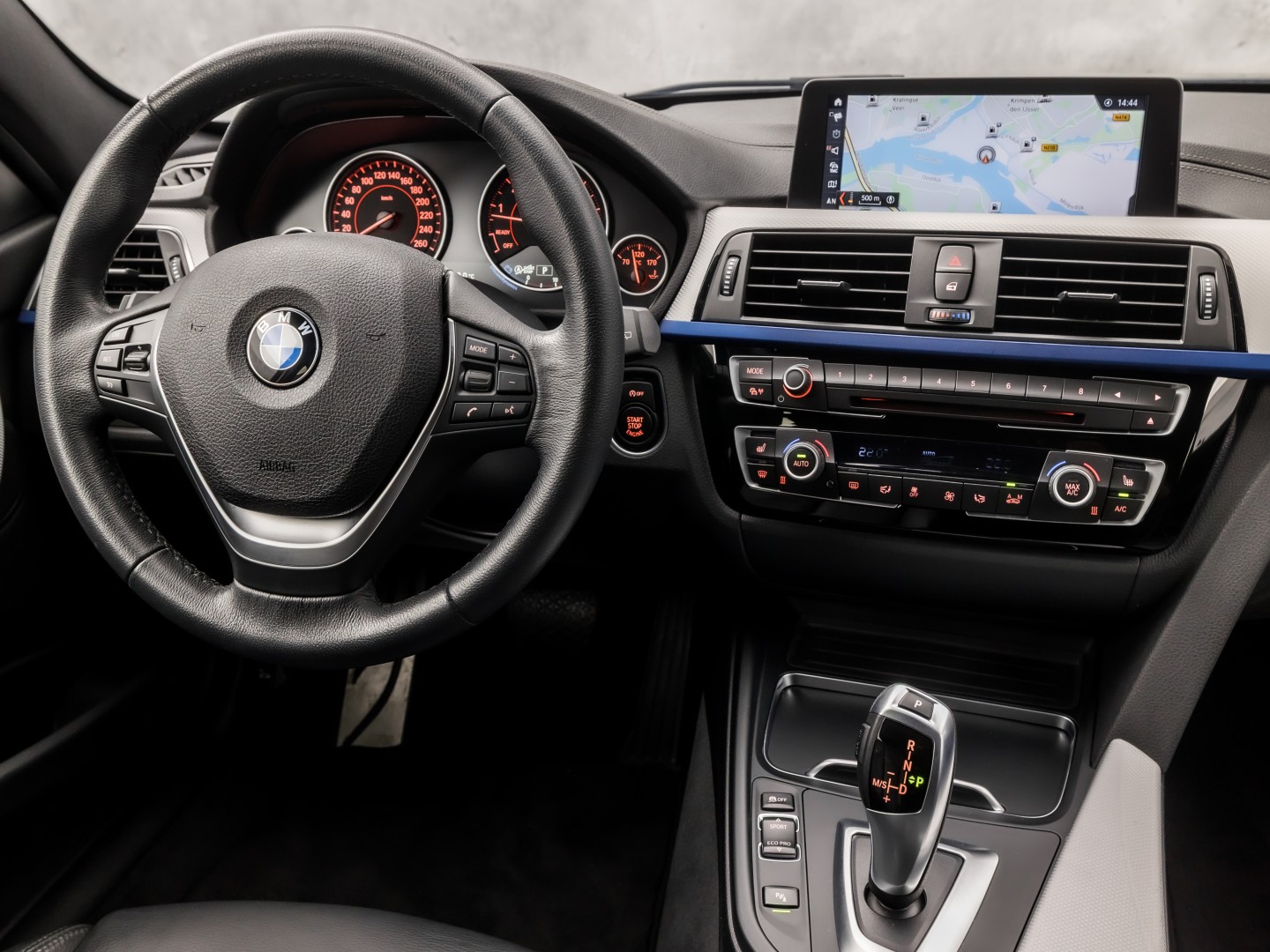 BMW 3 Serie 320i M Sport High Executive 184Pk Automaat (GROOT NAVI, DEALER ONDERHOUDEN, CLIMATE, LEDER, STOELVERWARMING, SPORTSTOELEN, PARKEERSENSOREN, GETINT GLAS, NIEUWSTAAT)