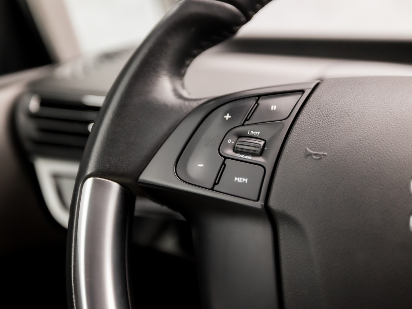 Citroën Grand C4 Picasso 1.2 PureTech Sport 7 Persoons Automaat (APPLE CARPLAY, GROOT NAVI, GETINT GLAS, TREKHAAK, SPORTSTOELEN, CAMERA, CRUISE, NIEUWE APK, NIEUWSTAAT)