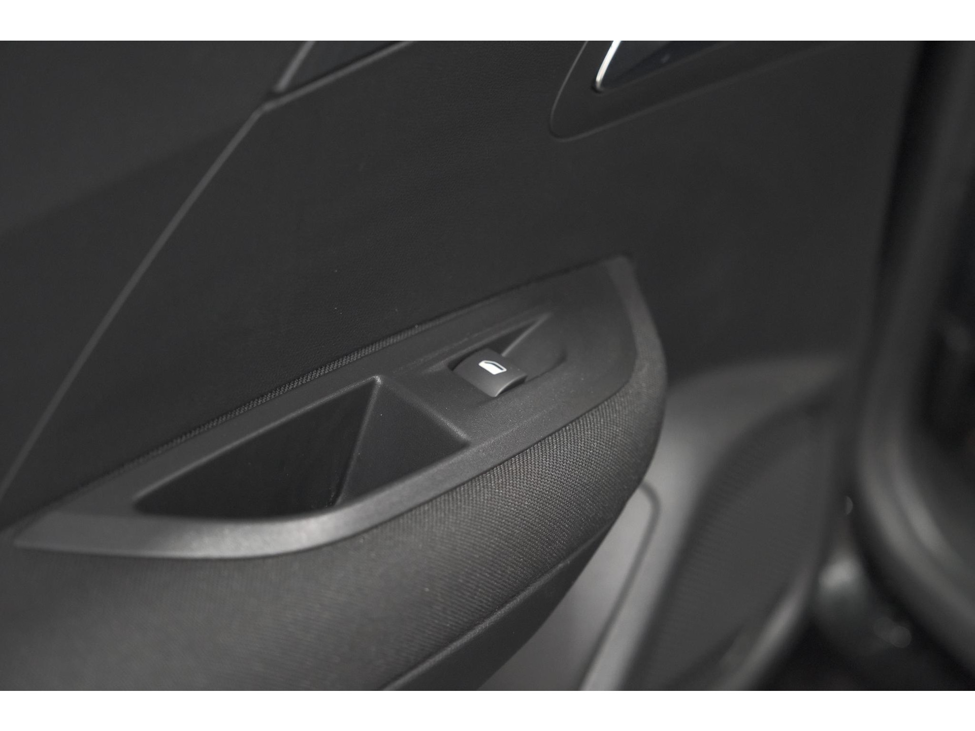 Peugeot 2008 PureTech 130 EAT8 Active Pack | Parkeersensoren | Apple CarPlay | Climate Control | Stoelverwarming