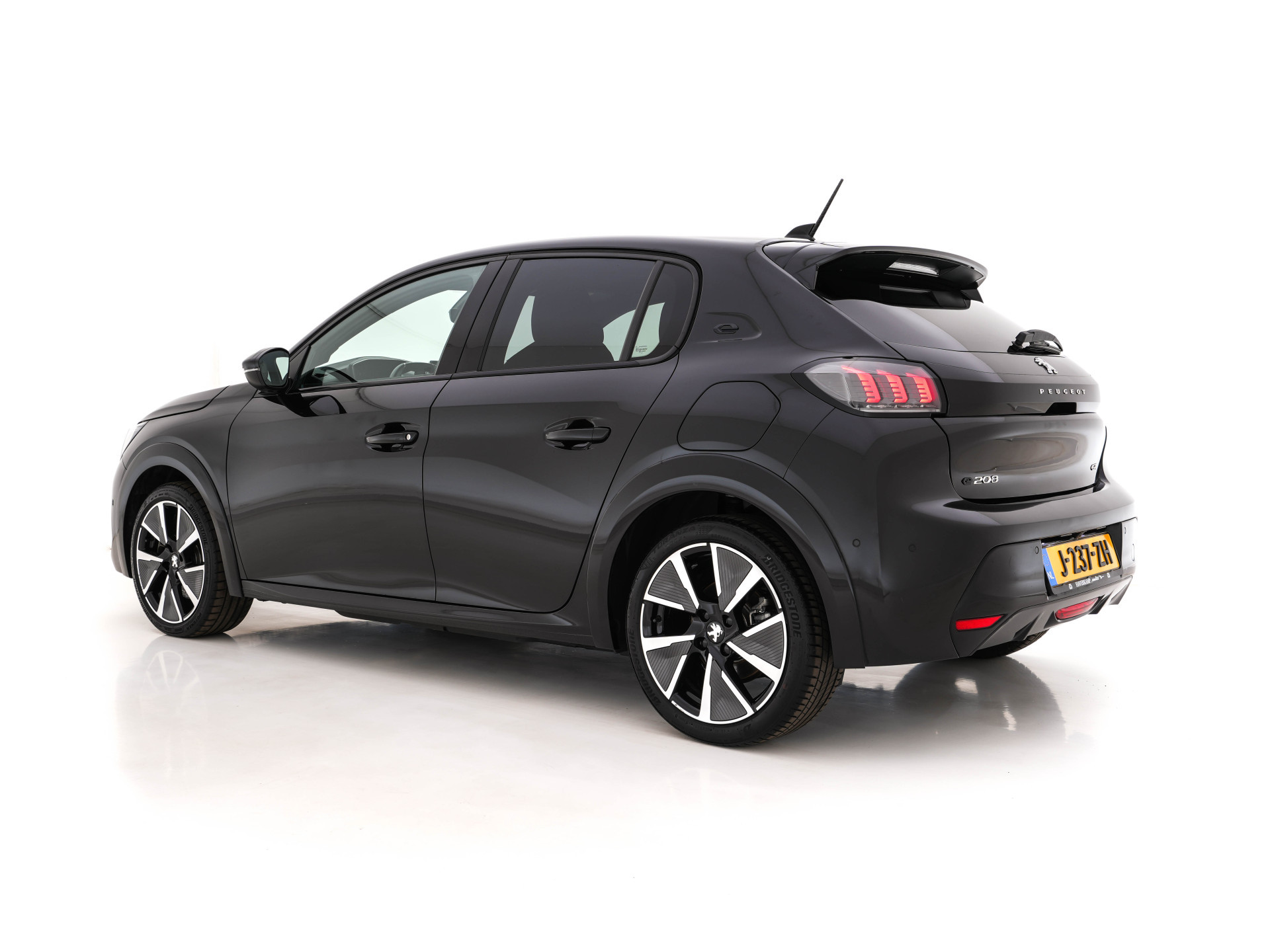 Peugeot e-208 EV GT-Line 350 50 kWh [ 3-Fase ] {SOH-90%} (INCL-BTW) *FULL-LED | DIGI-COCKPIT | BLINDSPOT | CAMERA | LEATHER-ALCANTARA | NAVI-FULLMAP | LANE-ASSIST | KEYLESS | DAB | CCS-FASTLOADER | HEATED-SPORTSEATS | AMBIENT-LIGHT | 17"ALU*