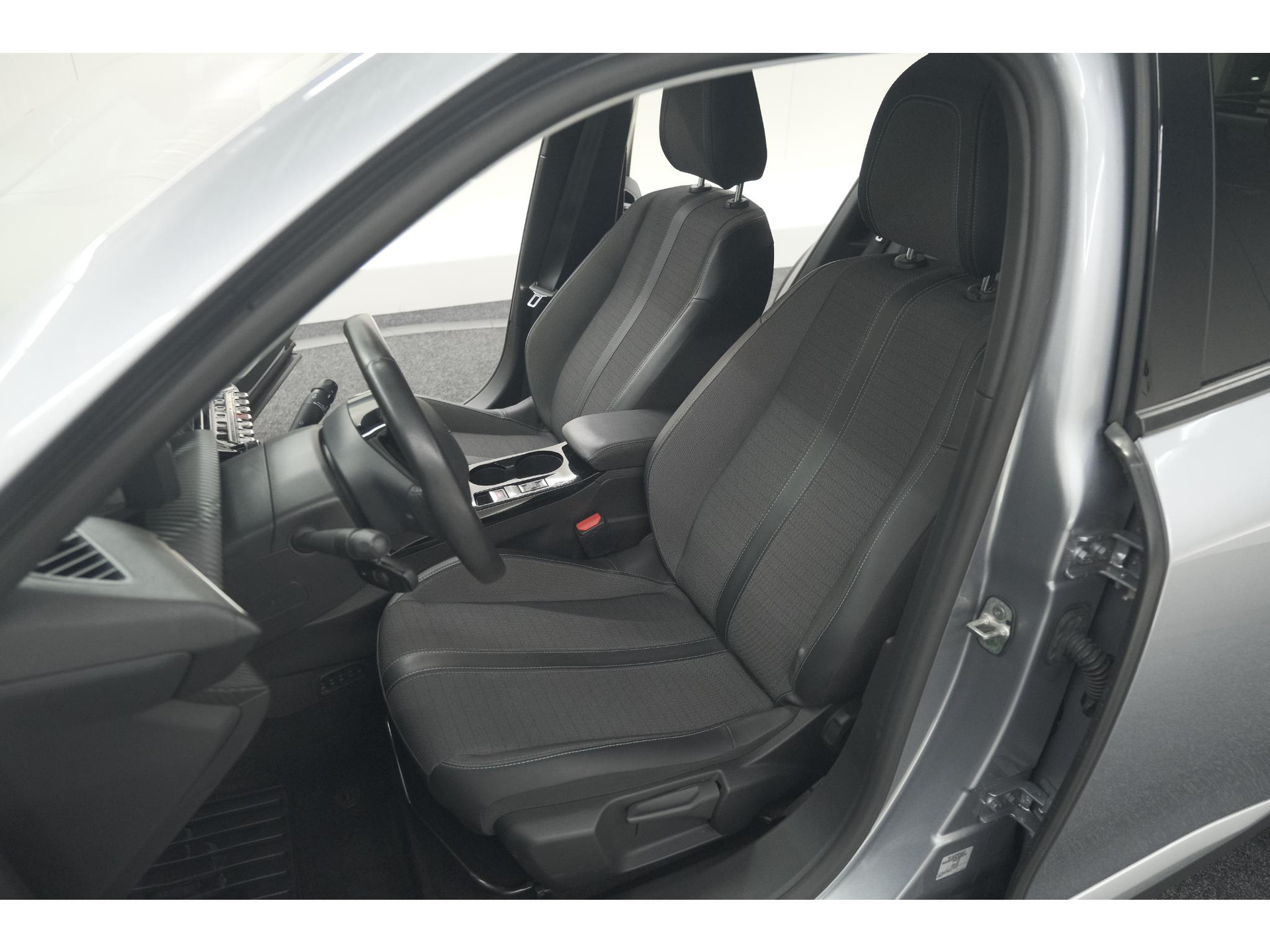 Peugeot e-2008 EV Allure Pack 50 kWh | 3 Fase Laadfunctie | Camera | Navigatie | Parkeersensoren | Apple Carplay