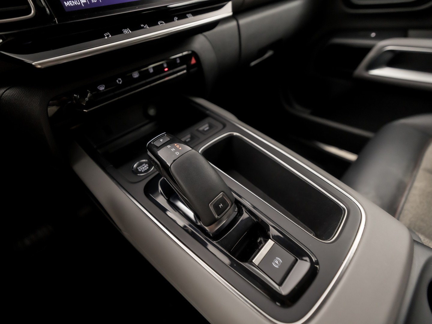 Citroën C5 Aircross 1.6 PureTech Sport 181Pk Automaat (APPLE CARPLAY, GROOT NAVI, 360 CAMERA, LM VELGEN, TREKHAAK, SPORTSTOELEN, KEYLESS, ADAPTIVE CRUISE, NIEUWSTAAT)