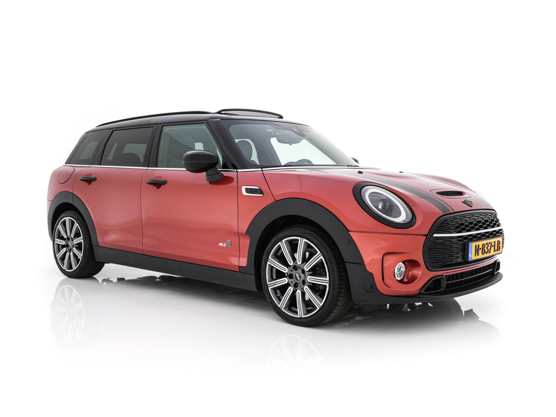 MINI Mini Clubman 2.0 Cooper S ALL4  Premier Plus JCW (INCL-BTW) Aut * PANO | LEATHER | FULL-LED | HEATED-SPORTSEATS | DIGI-COCKPIT | AMBIENT-LIGHT | PRIVACY-GLASS | HEAD-UP | PDC | CAMERA | DAB  | KEYLESS | TOWBAR | 18"ALU*