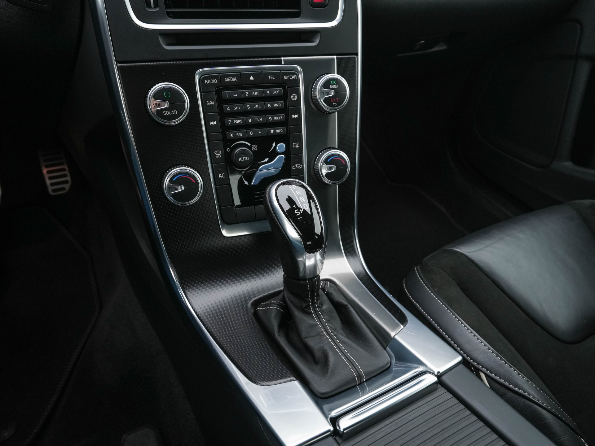 Volvo S60 1.6 T3 R-Design Summum Aut. *LEATHER-MICROFIBRE | NAVI-FULLMAP | SPORT-SEATS | ECC | PDC | CRUISE | 18''ALU*