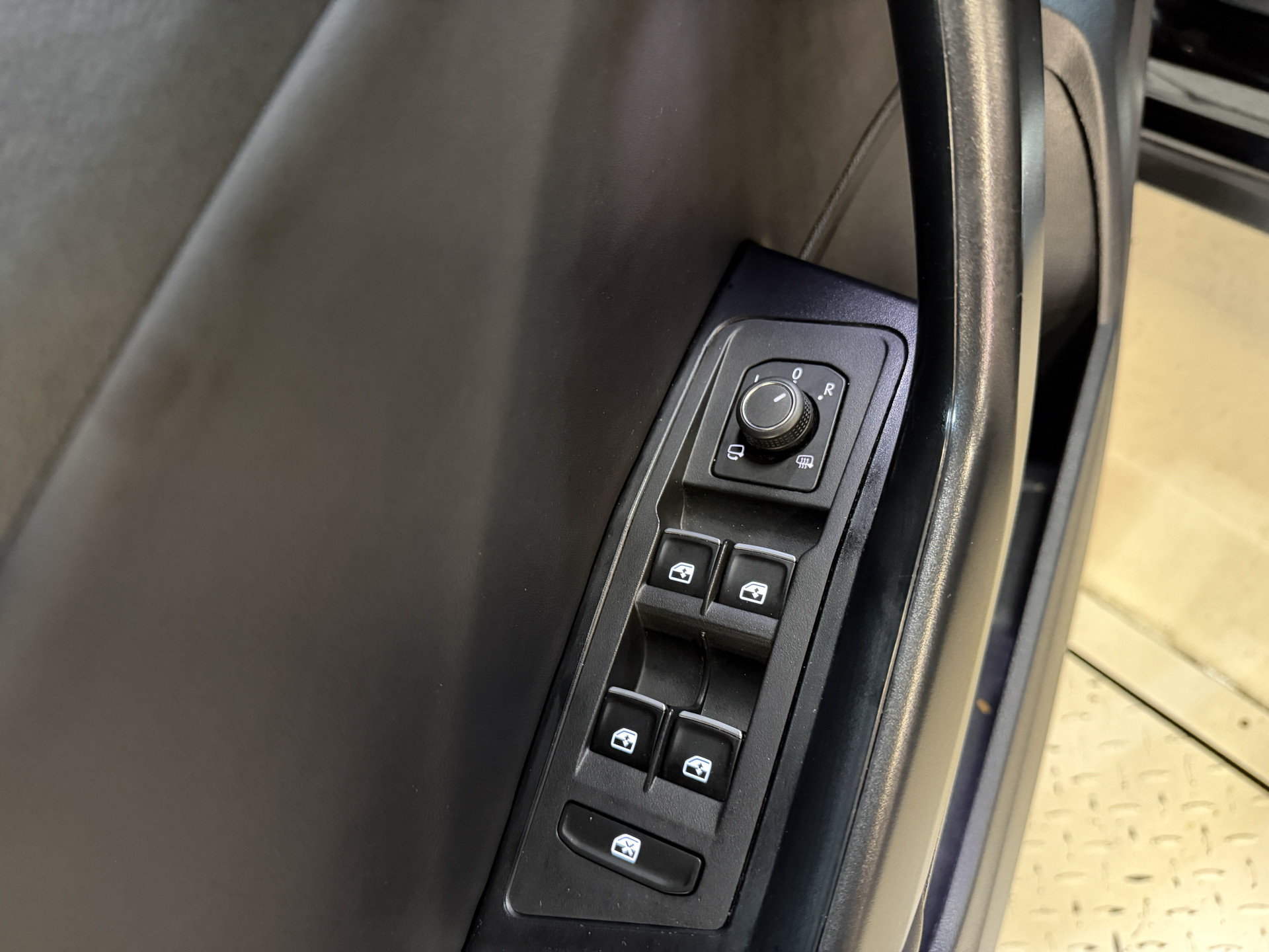 Volkswagen T-Roc 1.5 TSI Sport Business R | Pano | Camera | Stoelverw. | Adaptive cruise | Full LED | Dodehoeksensor