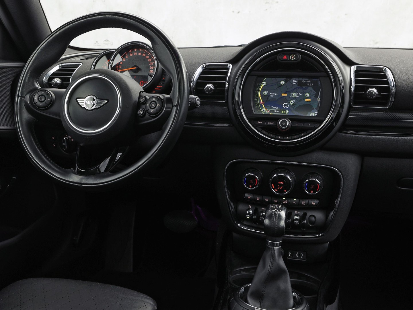 MINI Clubman 1.5 Chili Black Sport Automaat (PANORAMADAK, NAVIGATIE, LEDEREN SPORTSTOELEN, STOELVERWARMING, CRUISE, CLIMATE, ZWART HEMEL, NIEUWE APK)