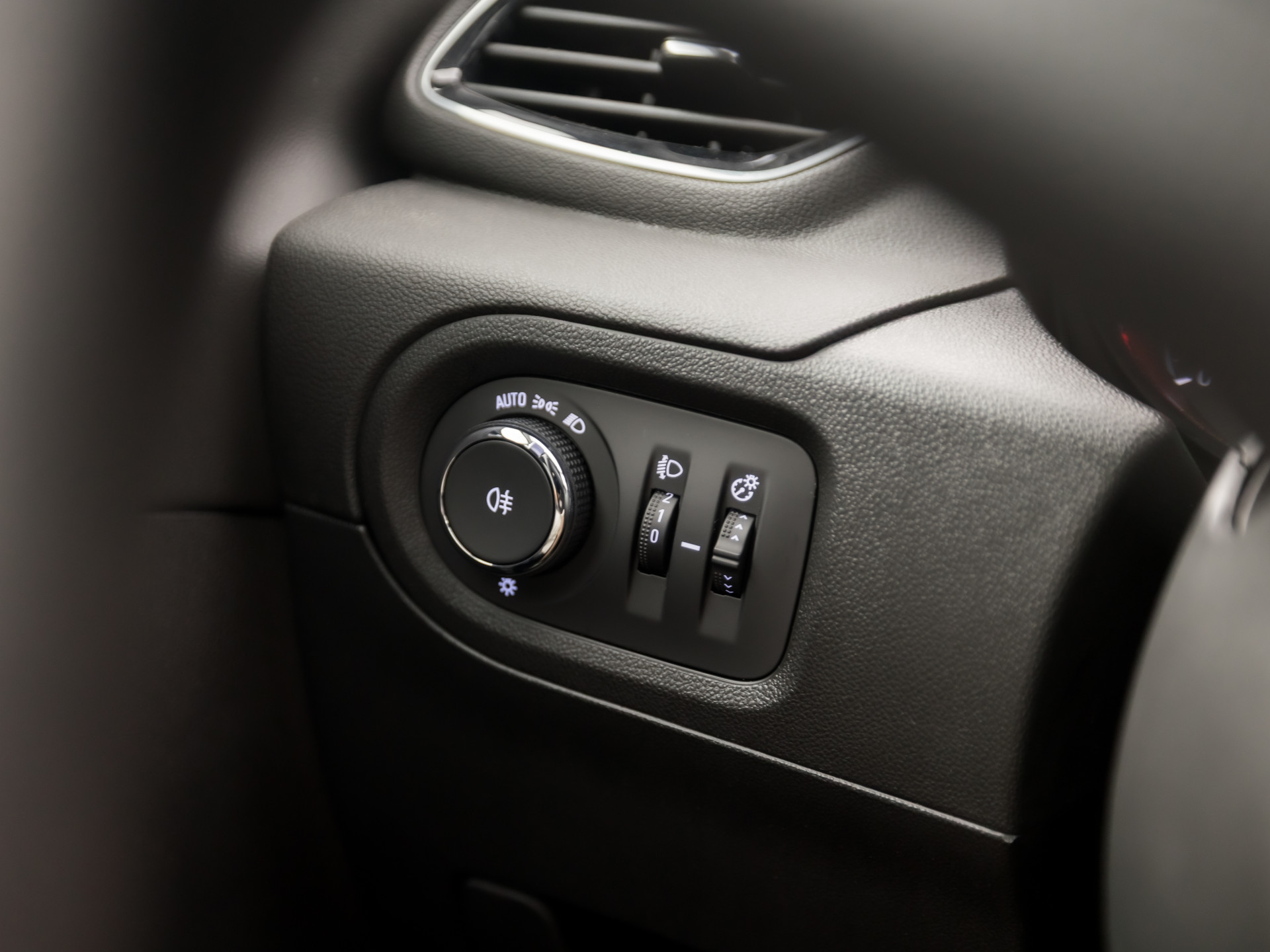 Opel Grandland X 1.2 Turbo Sport (APPLE CARPLAY, NAVIGATIE, GETINT GLAS, CRUISE, SPORTSTOELEN, ARMSTEUN, LM VELGEN, NIEUWE APK, NIEUWSTAAT)