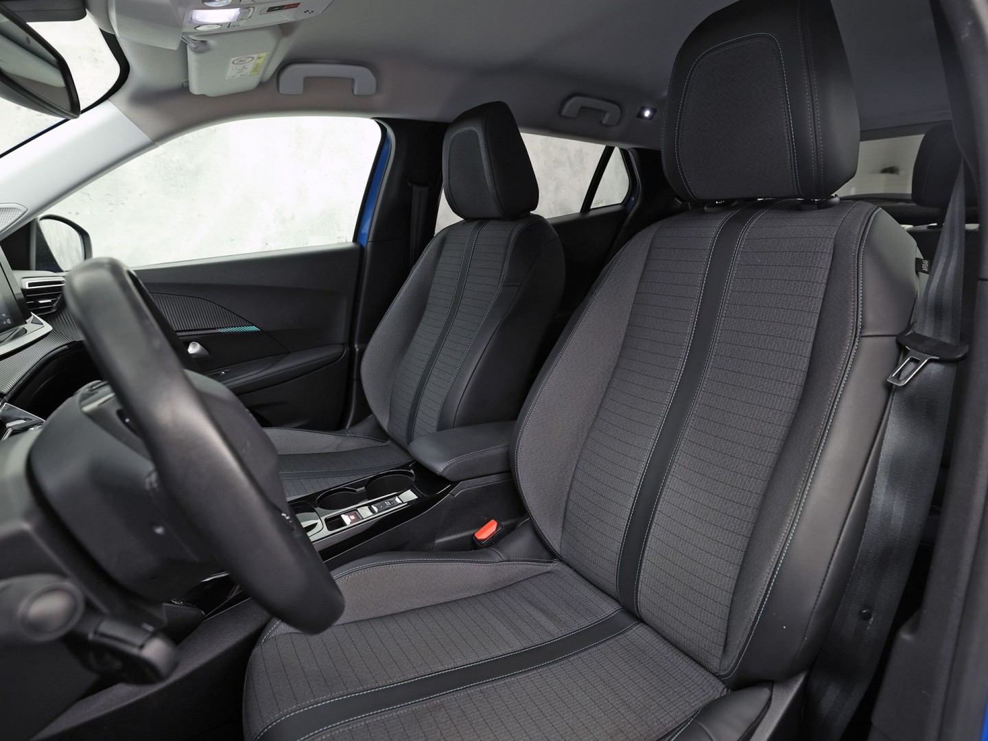Peugeot e-2008 EV Blue Sport Allure 50 kWh Automaat (SOH 91,2%, APPLE CARPLAY, GROOT NAVI, 360 CAMERA, SPORTSTOELEN, GETINT GLAS, KEYLESS, NIEUWSTAAT)