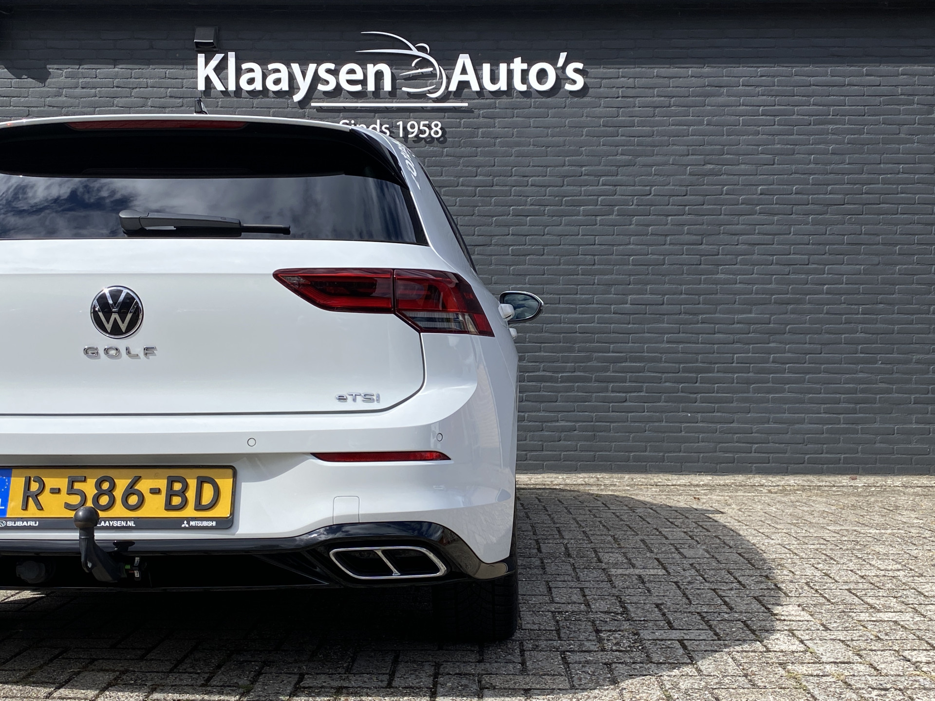 Volkswagen Golf 1.5 eTSI R-Line AUT. | dealer onderh. | panoramadak | stoel-/stuurverw. | keyless | trekhaak | carplay
