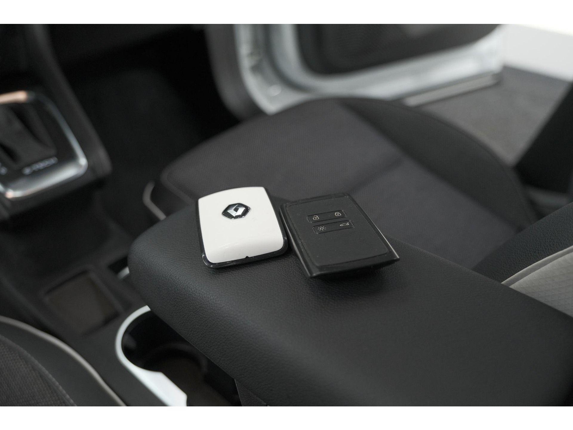 Renault Captur 1.6 E-Tech Plug-in Hybrid 160 Intens | Trekhaak | Camera | Navigatie | Parkeersensoren | Pack Winter