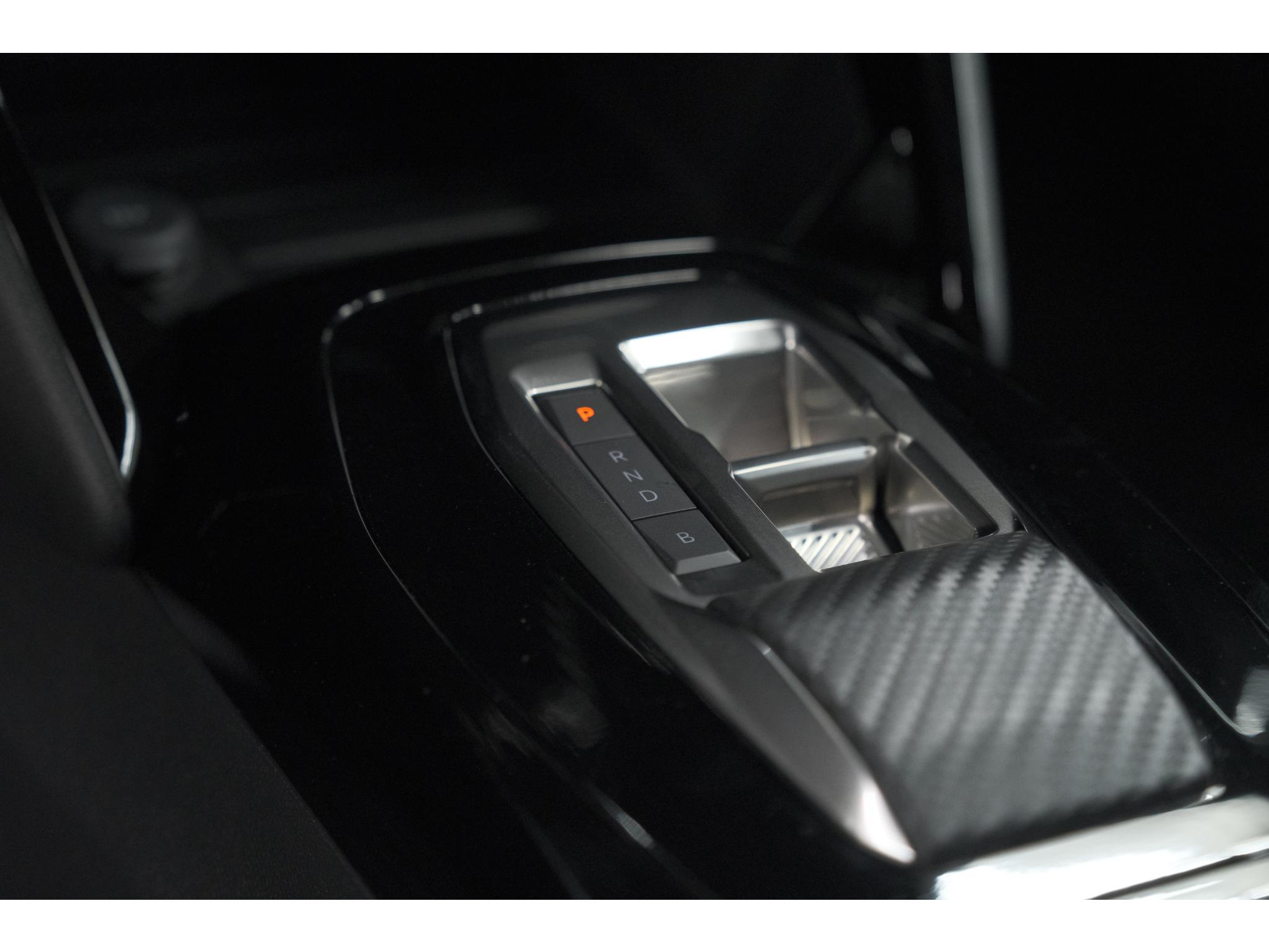 Peugeot e-2008 EV Allure 54 kWh | 11 KW Lader | Warmtepomp | Apple Carplay | Parkeersensoren
