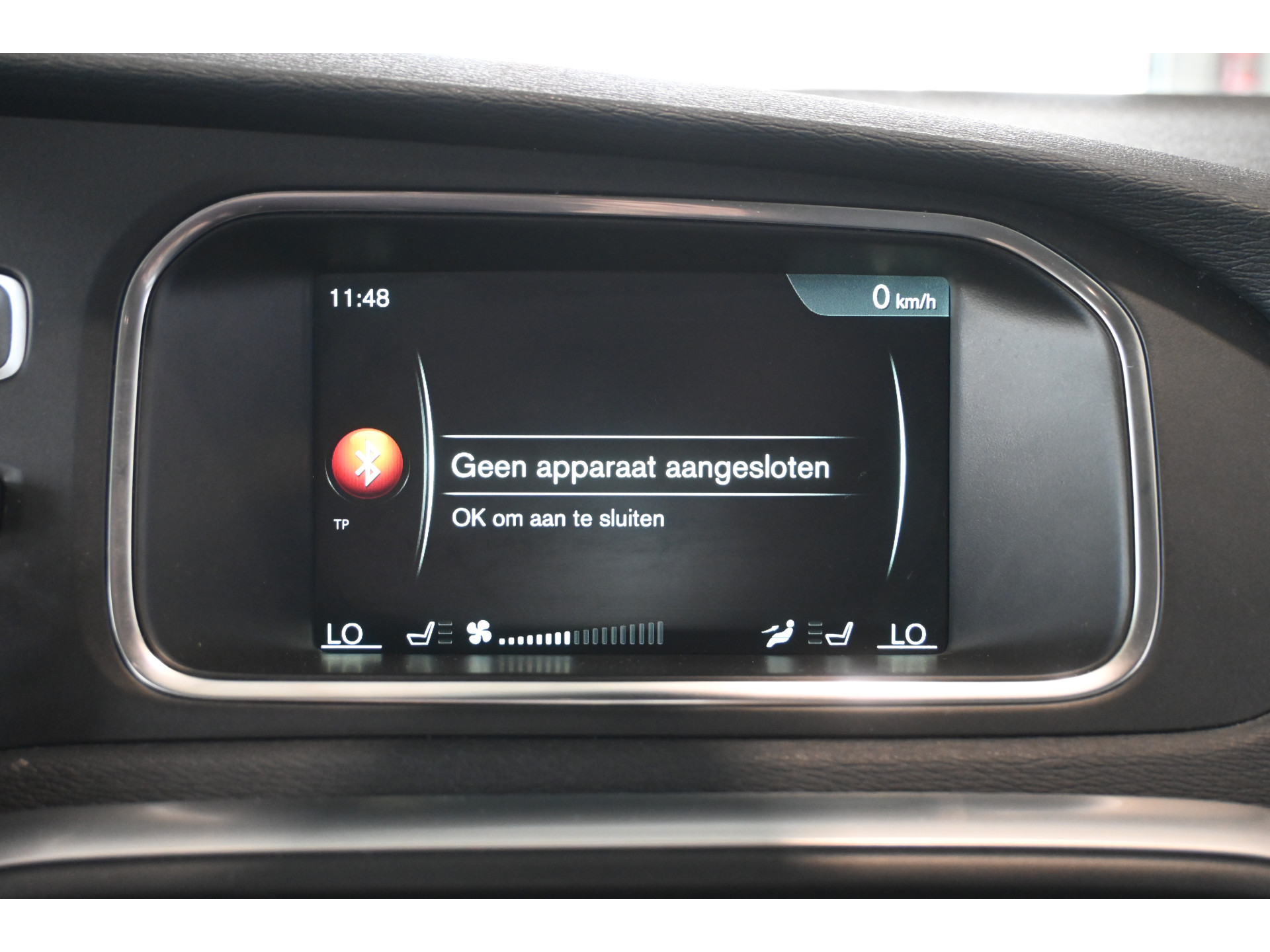 Volvo V40 2.0 T2 Momentum Nap Clima Cruise control Trekhaak Navigatie Stoelverwarming Goed onderhouden! Inruil Mogelijk!