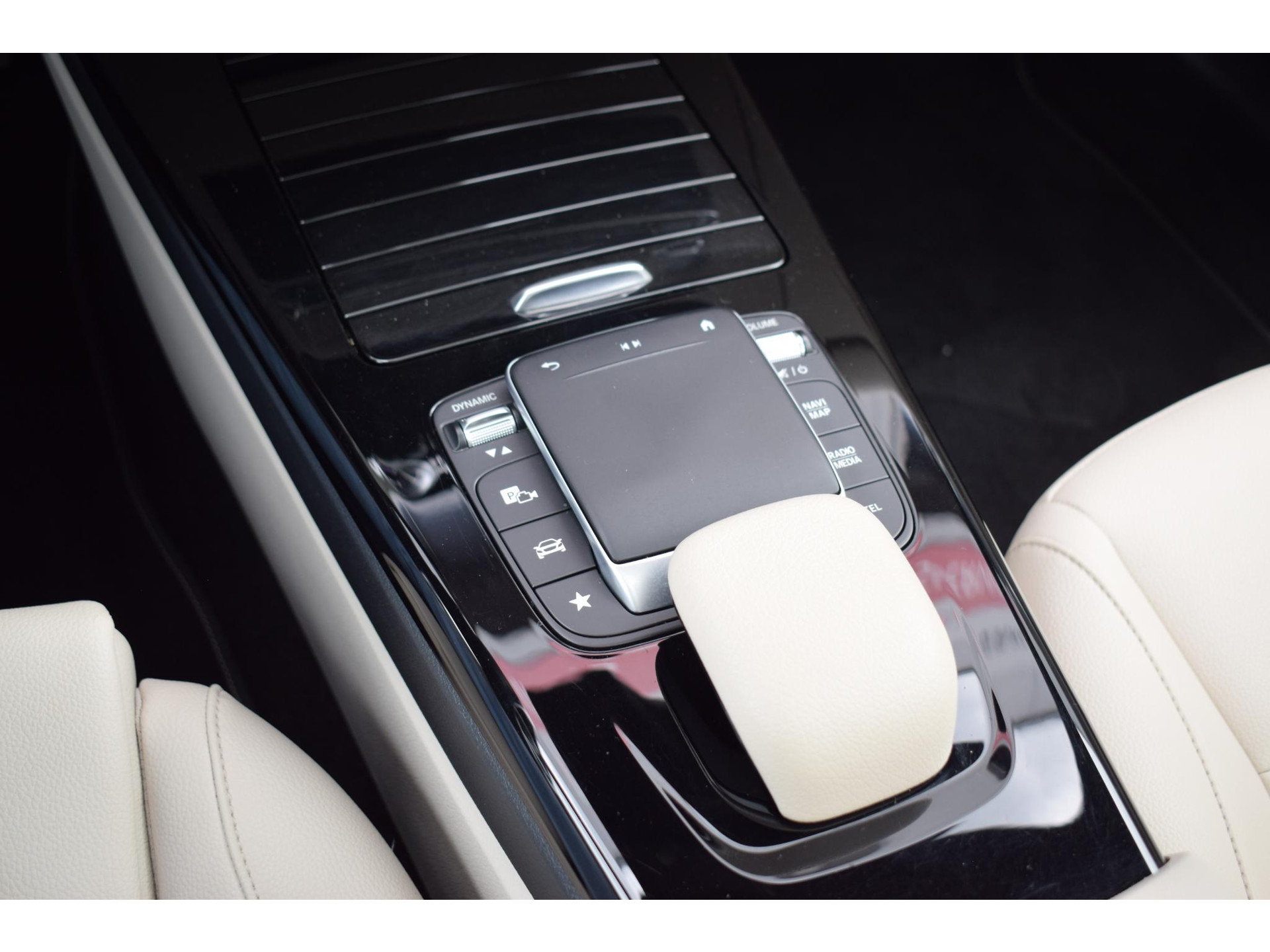 Mercedes-Benz A-klasse 250 e Business Solution Luxury Limited | Pano | Leer | Burmester | SOH: 94,3% | Stoelverwarming