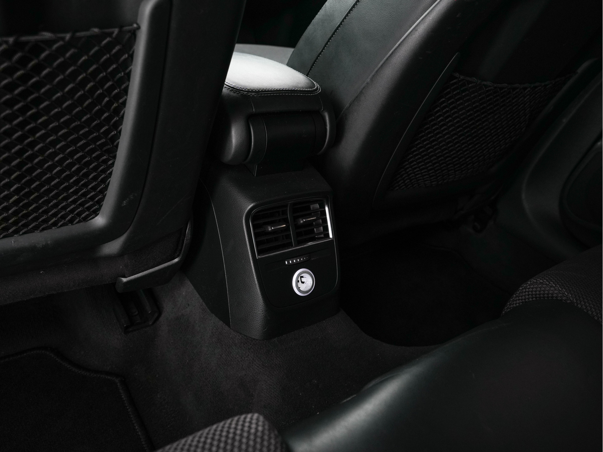 Audi A3 Sportback 1.5 TFSI CoD S-Line-Sportpack Edition Aut. *FULL-LED | LEATHER-FABRIC | NAVI-FULLMAP | SPORT-SEATS | AUDI-SOUND | ECC | PDC | PRIVACY-GLASS | CRUISE | 18''ALU*