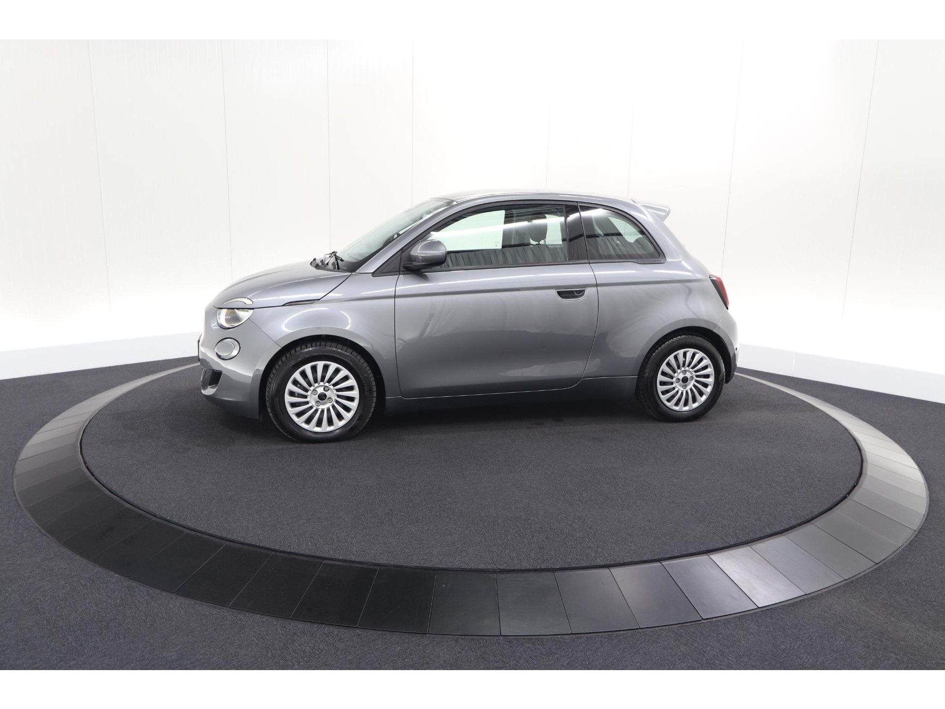 Fiat 500 Urban 42 kWh | SOH 97.6% | 3 Fase Laadfunctie | Camera | Apple Carplay | Parkeersensoren