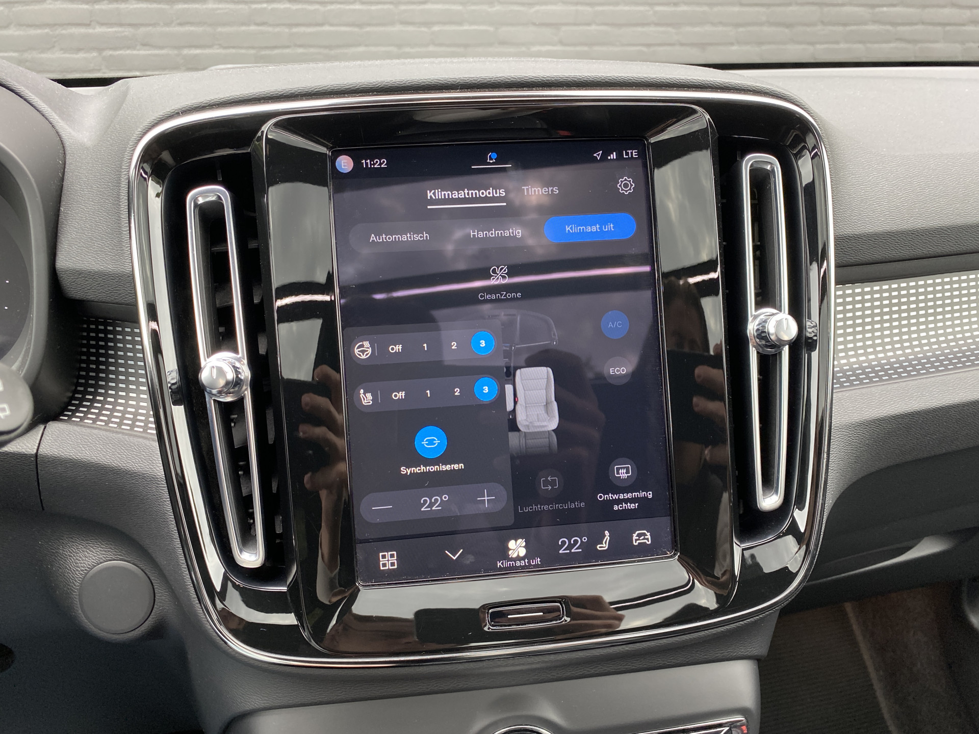 Volvo XC40 Recharge P8 AWD R-Design 408 pk | 1e eigenaar | dealer onderh. | panoramadak | trekhaak | 360 camera | stoelverw.