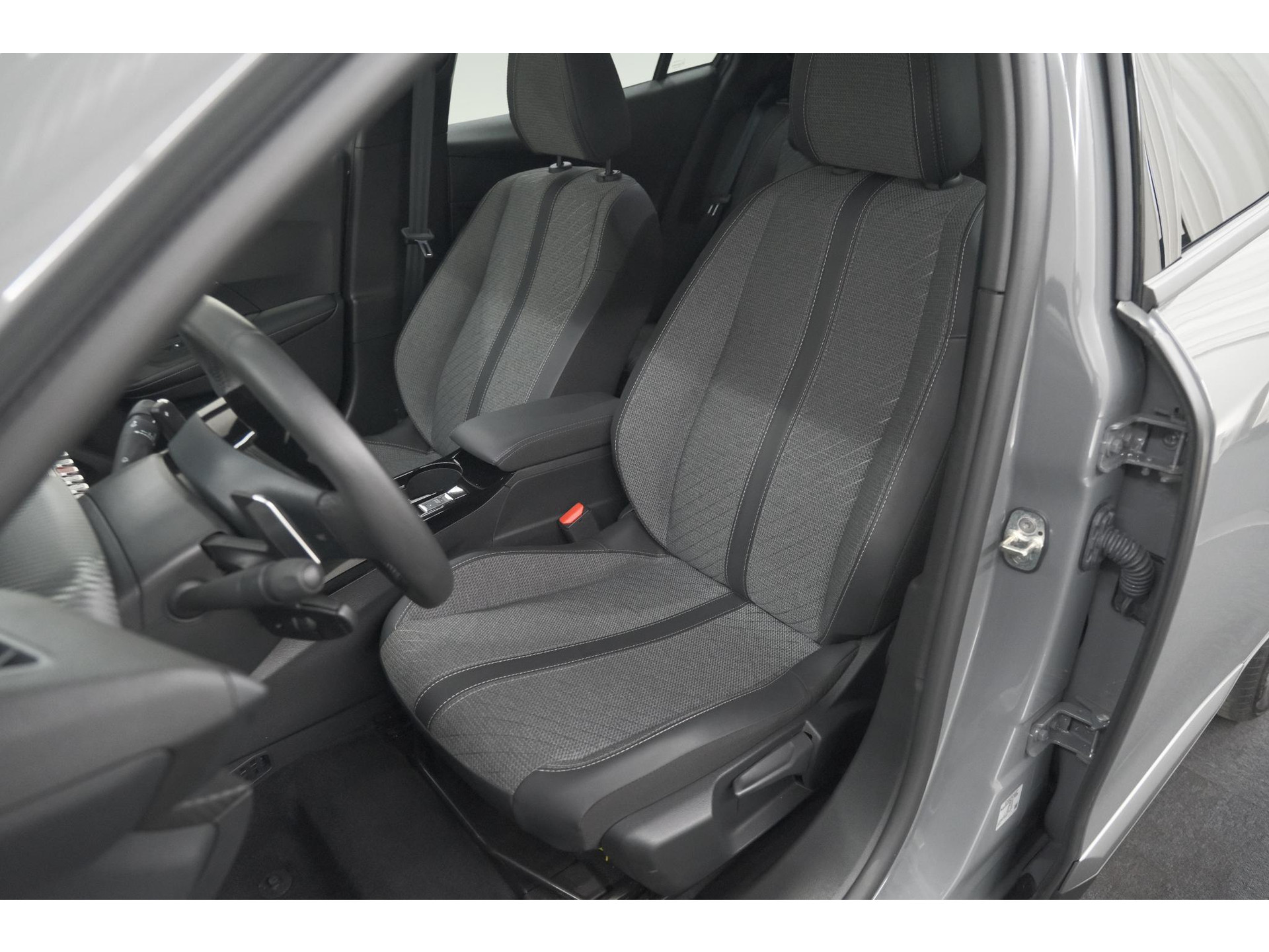 Peugeot 2008 1.2 Hybrid 145 Allure | Apple Carplay | Climate Control | Parkeersensoren Voor + Achter
